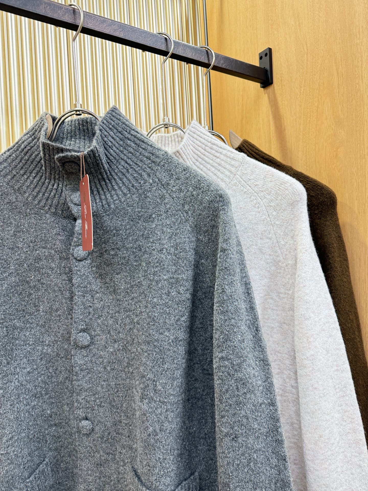 Loro Piana诺悠翩雅 2025秋冬新款毛衣开衫，手感柔软。 logo图案设计，贸易公司渠道稀出，