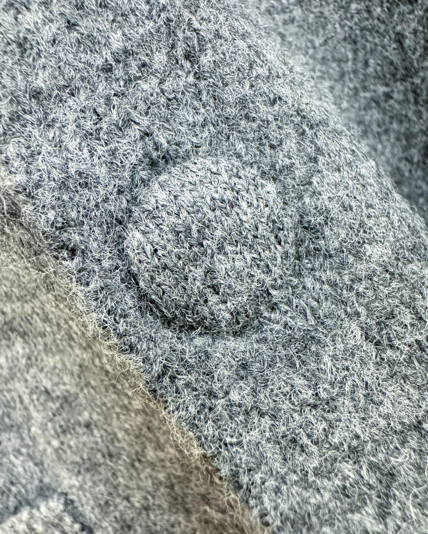 Loro Piana诺悠翩雅 2025秋冬新款毛衣开衫，手感柔软。 logo图案设计，贸易公司渠道稀出，