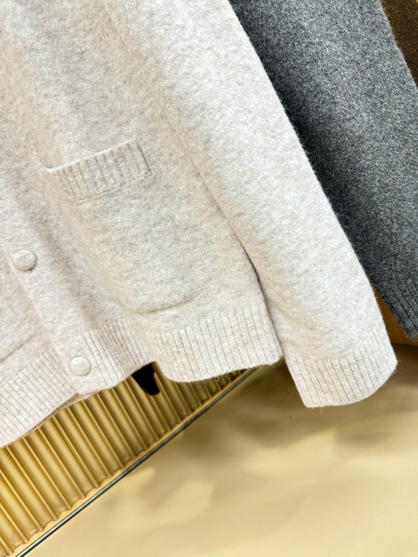 Loro Piana诺悠翩雅 2025秋冬新款毛衣开衫，手感柔软。 logo图案设计，贸易公司渠道稀出，