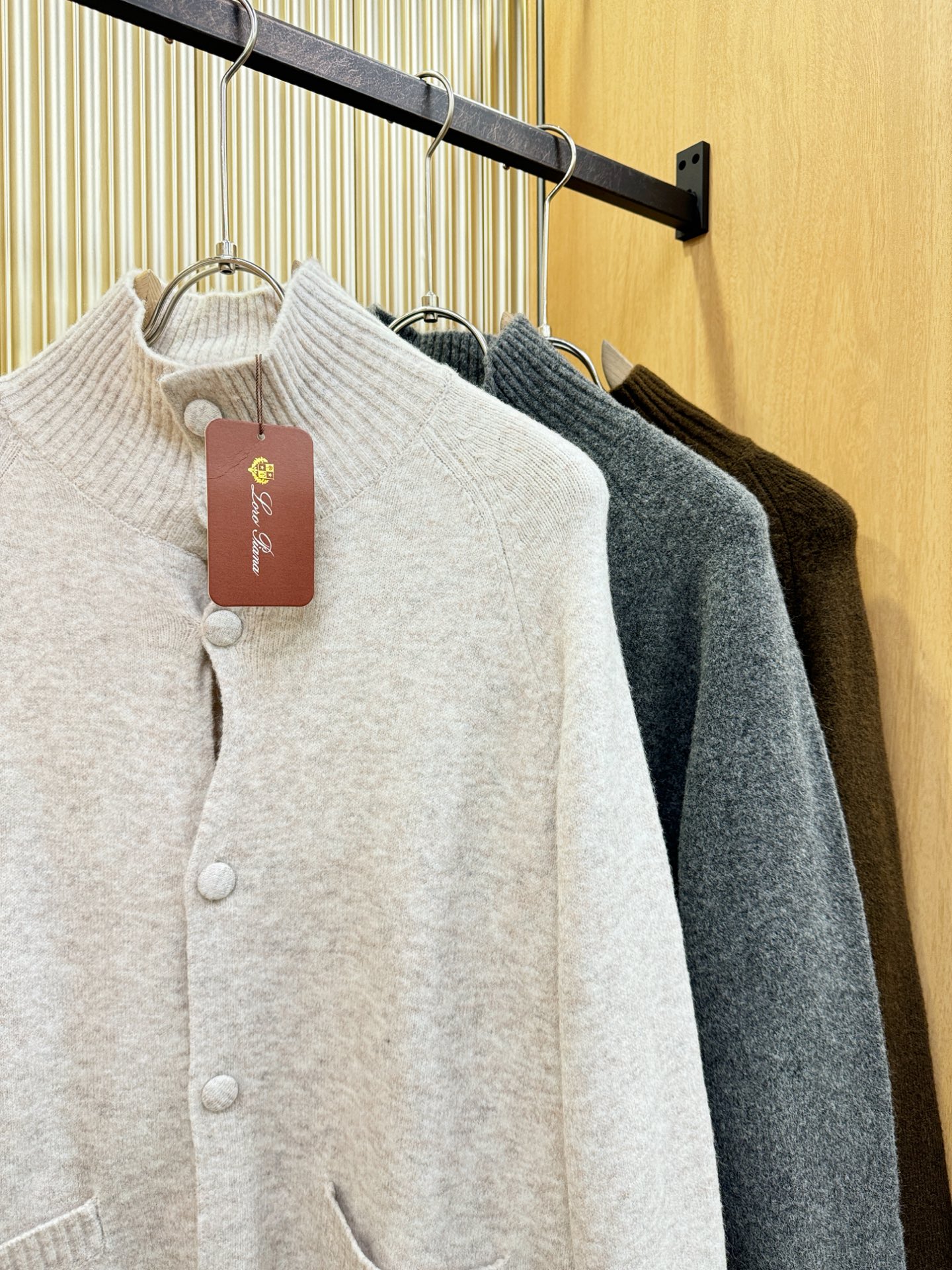 Loro Piana诺悠翩雅 2025秋冬新款毛衣开衫，手感柔软。 logo图案设计，贸易公司渠道稀出，