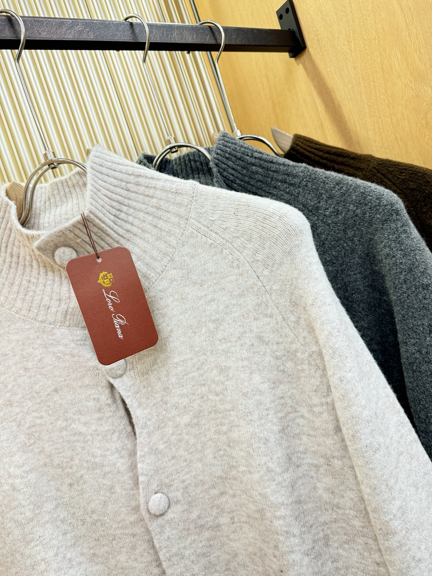 Loro Piana诺悠翩雅 2025秋冬新款毛衣开衫，手感柔软。 logo图案设计，贸易公司渠道稀出，