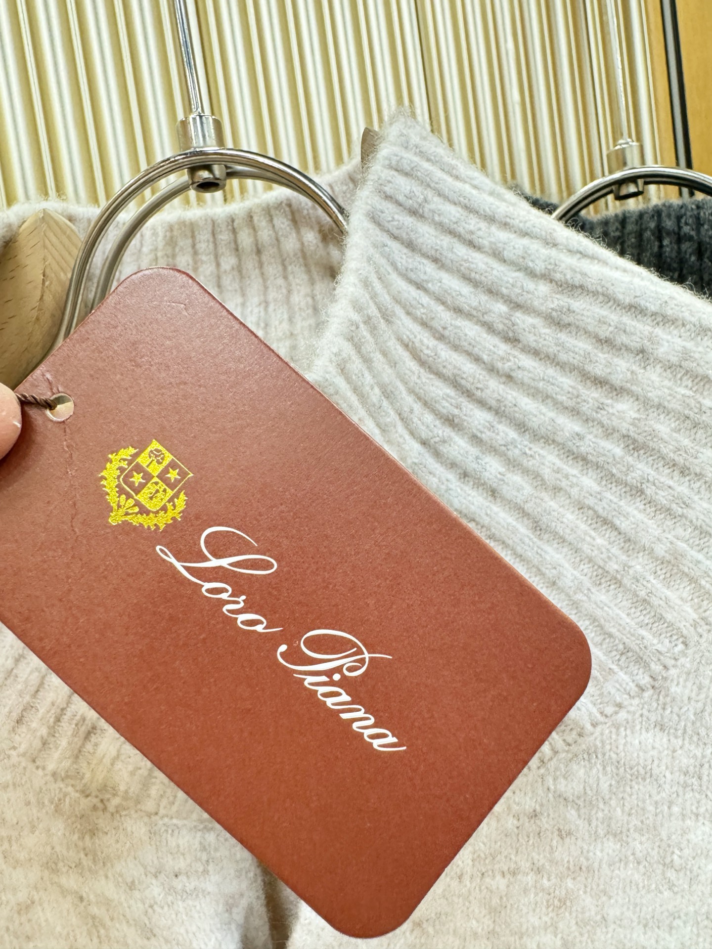 Loro Piana诺悠翩雅 2025秋冬新款毛衣开衫，手感柔软。 logo图案设计，贸易公司渠道稀出，