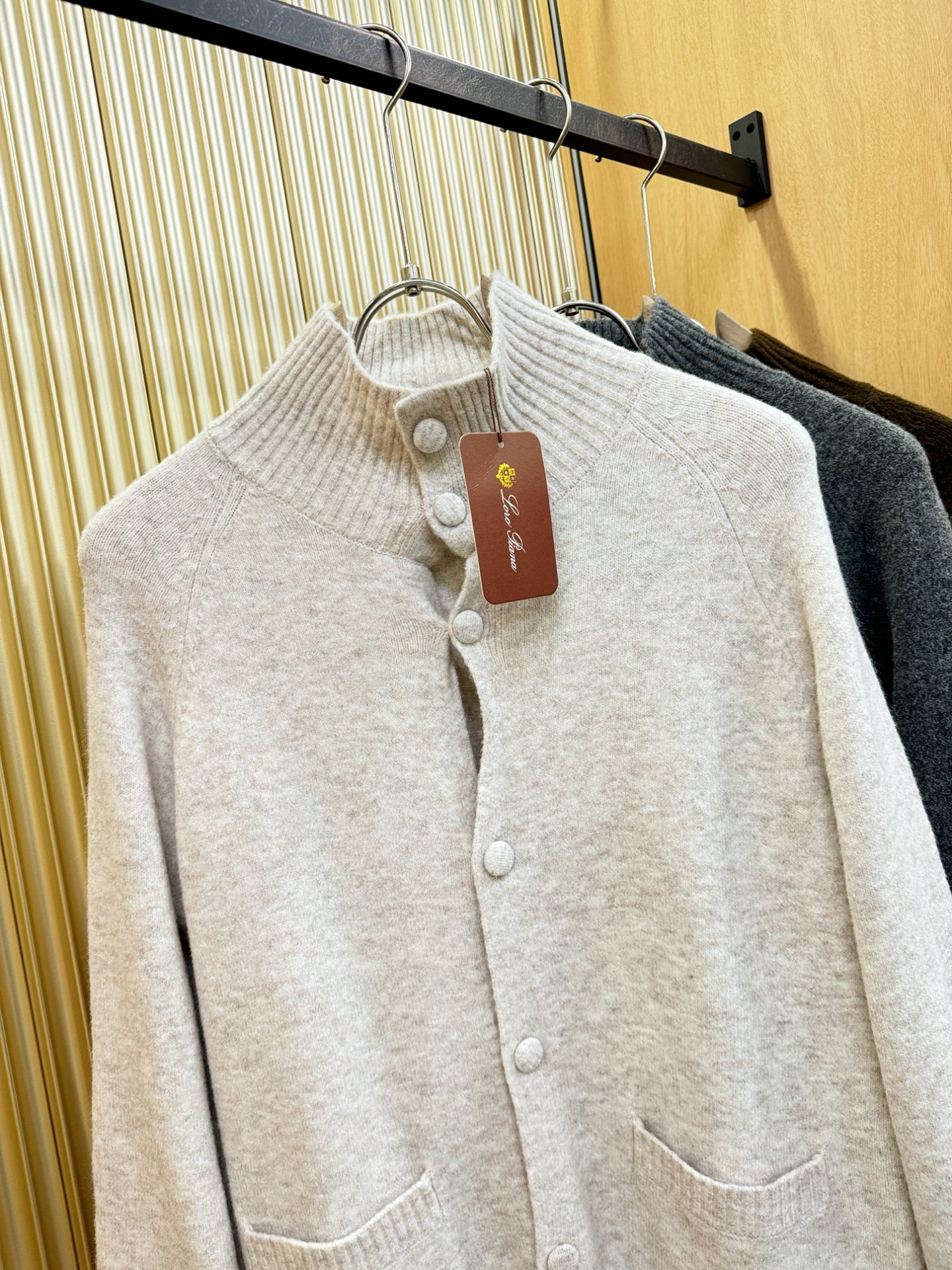 Loro Piana诺悠翩雅 2025秋冬新款毛衣开衫，手感柔软。 logo图案设计，贸易公司渠道稀出，