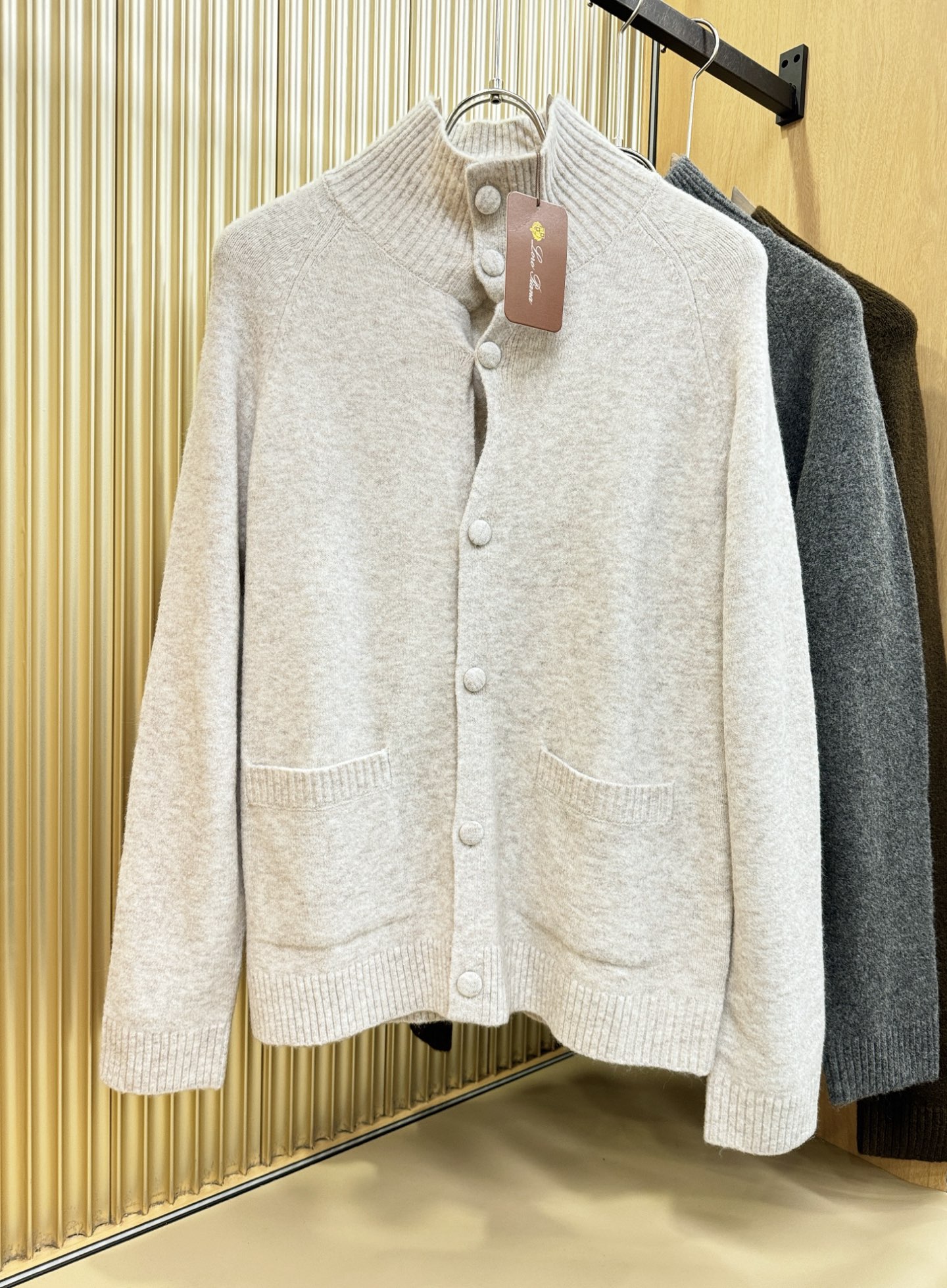 Loro Piana诺悠翩雅 2025秋冬新款毛衣开衫，手感柔软。 logo图案设计，贸易公司渠道稀出，