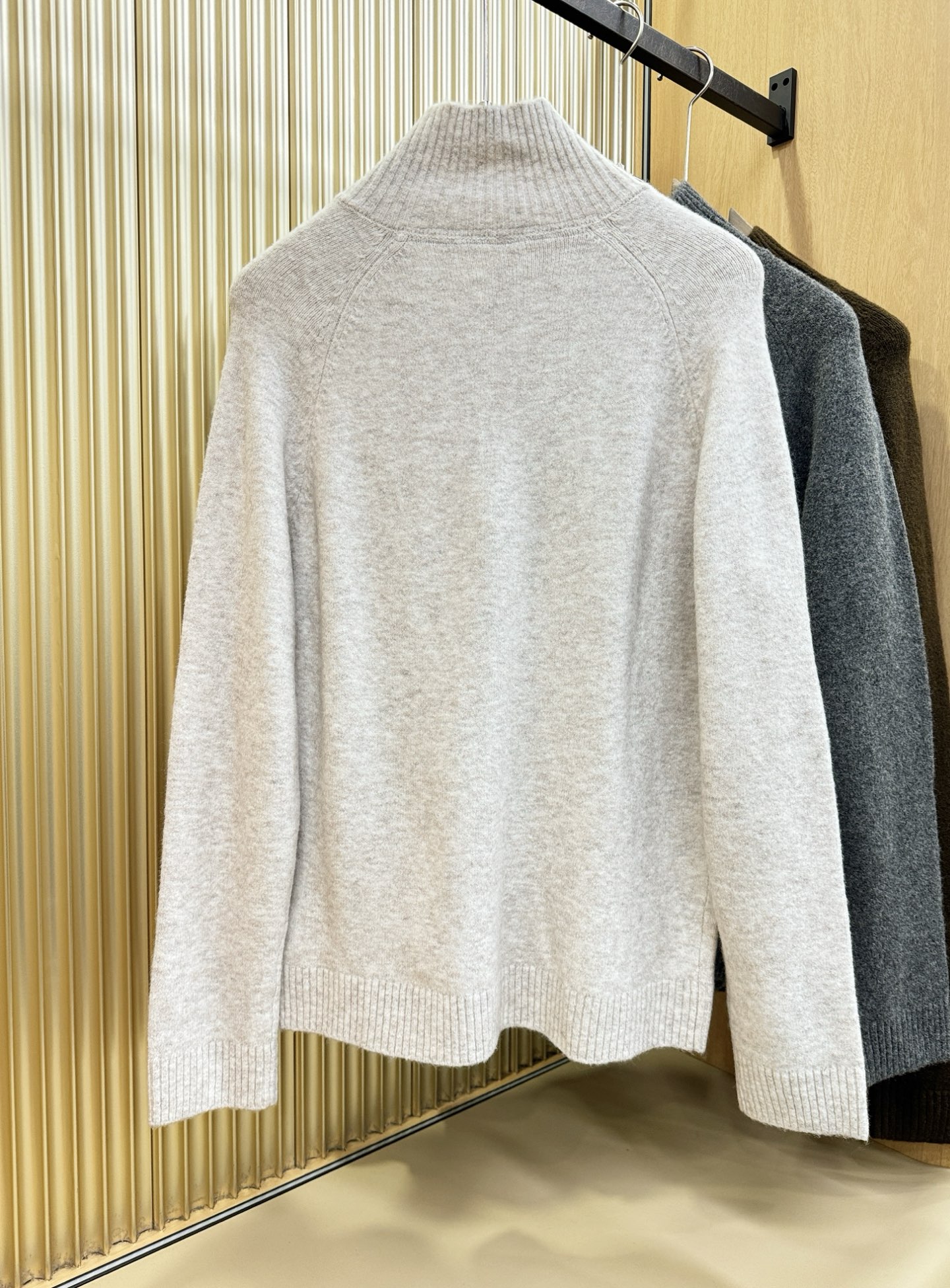 Loro Piana诺悠翩雅 2025秋冬新款毛衣开衫，手感柔软。 logo图案设计，贸易公司渠道稀出，