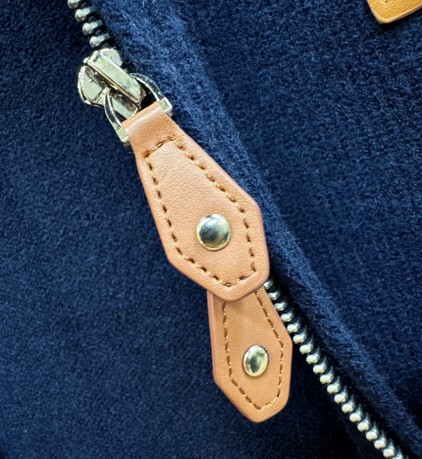 Loro Piana诺悠翩雅 2025秋冬新款毛衣开衫，手感柔软。 logo图案设计，贸易公司渠道稀出，