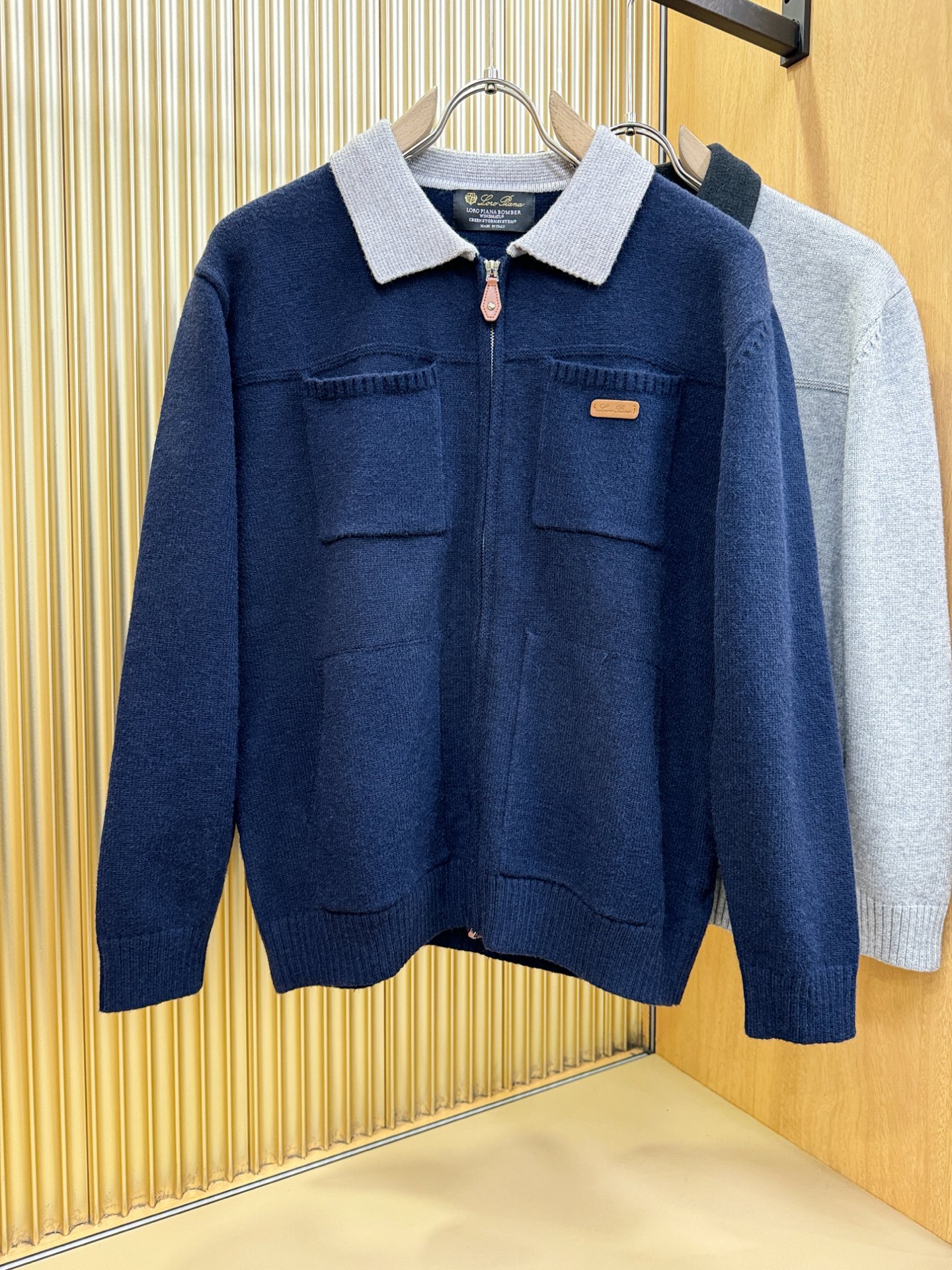 Loro Piana诺悠翩雅 2025秋冬新款毛衣开衫，手感柔软。 logo图案设计，贸易公司渠道稀出，