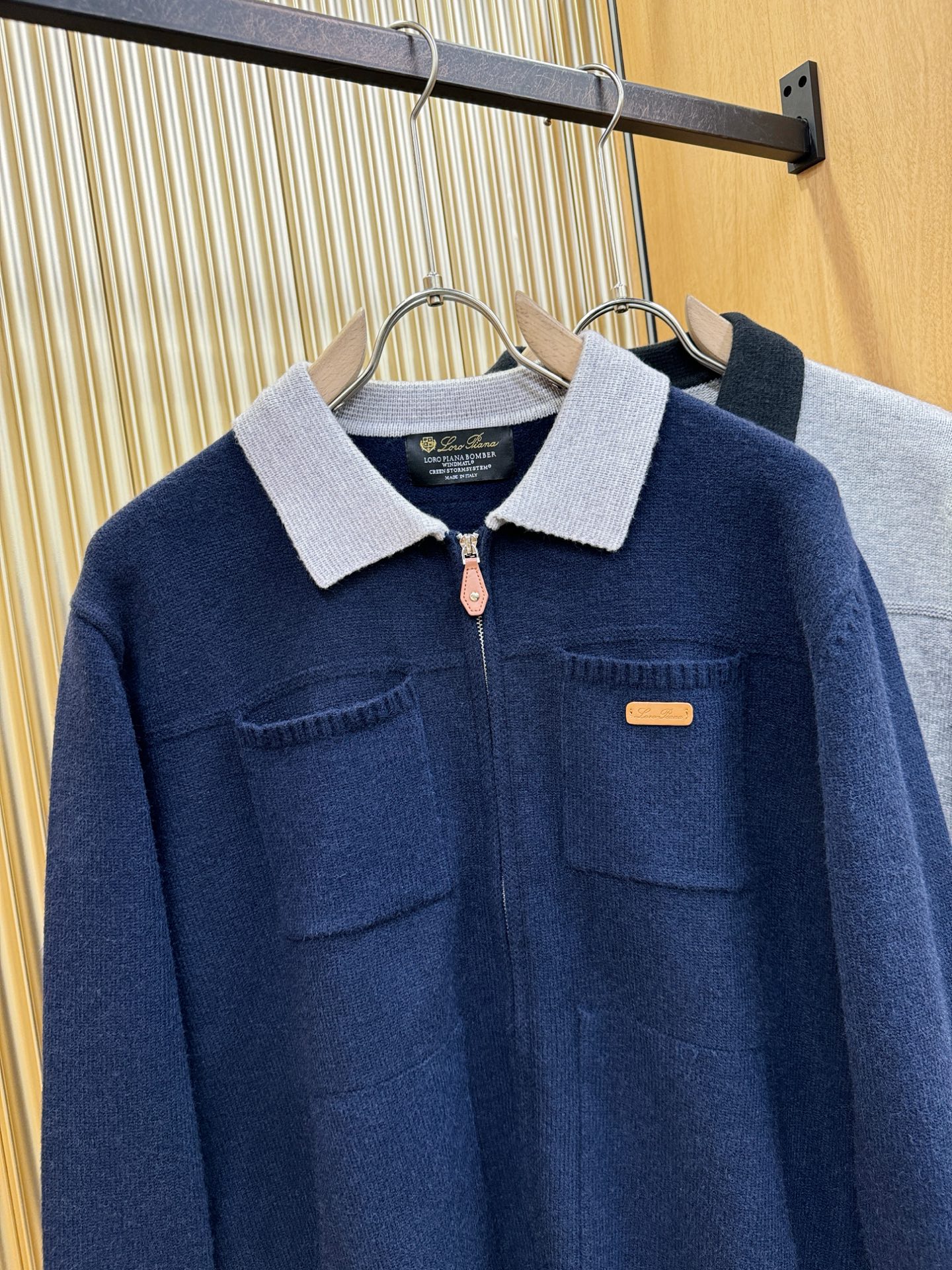 Loro Piana诺悠翩雅 2025秋冬新款毛衣开衫，手感柔软。 logo图案设计，贸易公司渠道稀出，