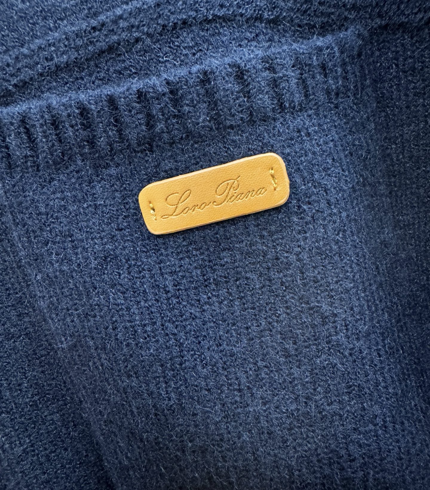 Loro Piana诺悠翩雅 2025秋冬新款毛衣开衫，手感柔软。 logo图案设计，贸易公司渠道稀出，
