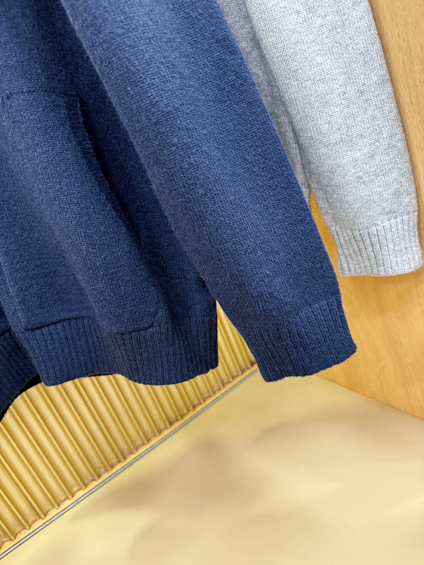 Loro Piana诺悠翩雅 2025秋冬新款毛衣开衫，手感柔软。 logo图案设计，贸易公司渠道稀出，