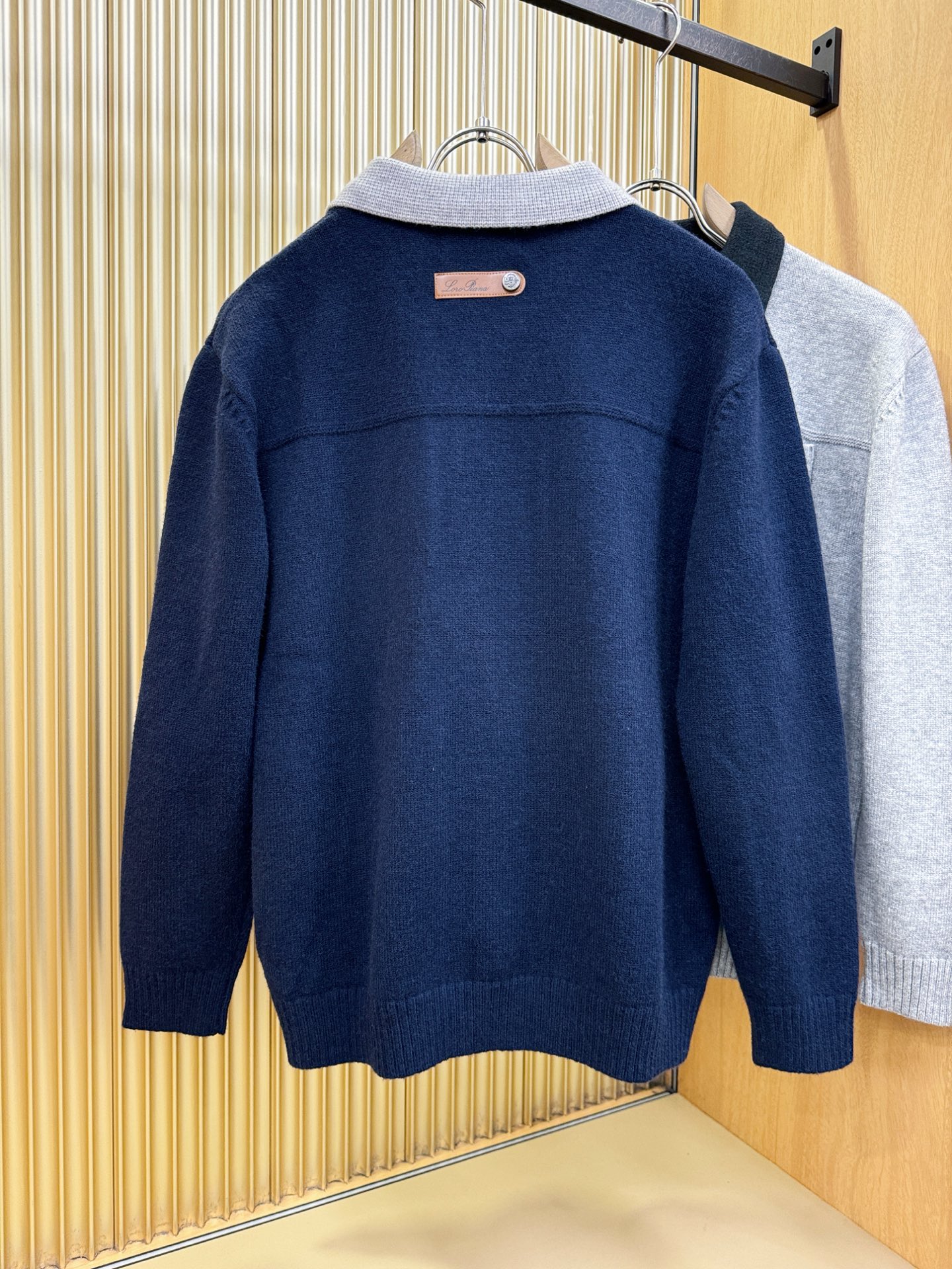 Loro Piana诺悠翩雅 2025秋冬新款毛衣开衫，手感柔软。 logo图案设计，贸易公司渠道稀出，