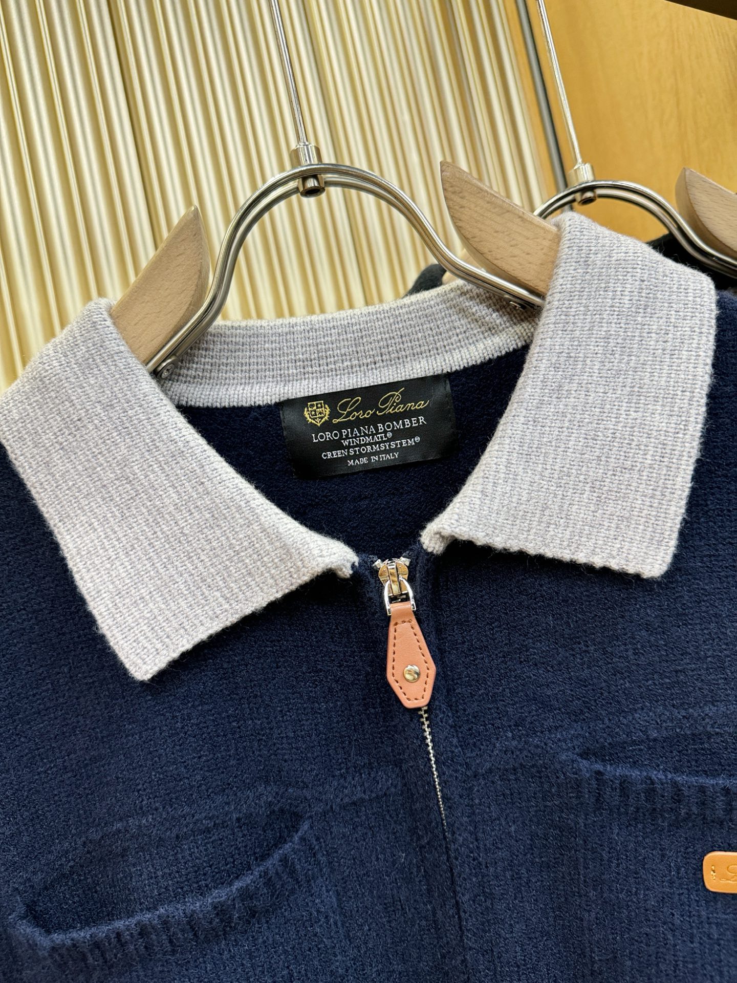 Loro Piana诺悠翩雅 2025秋冬新款毛衣开衫，手感柔软。 logo图案设计，贸易公司渠道稀出，