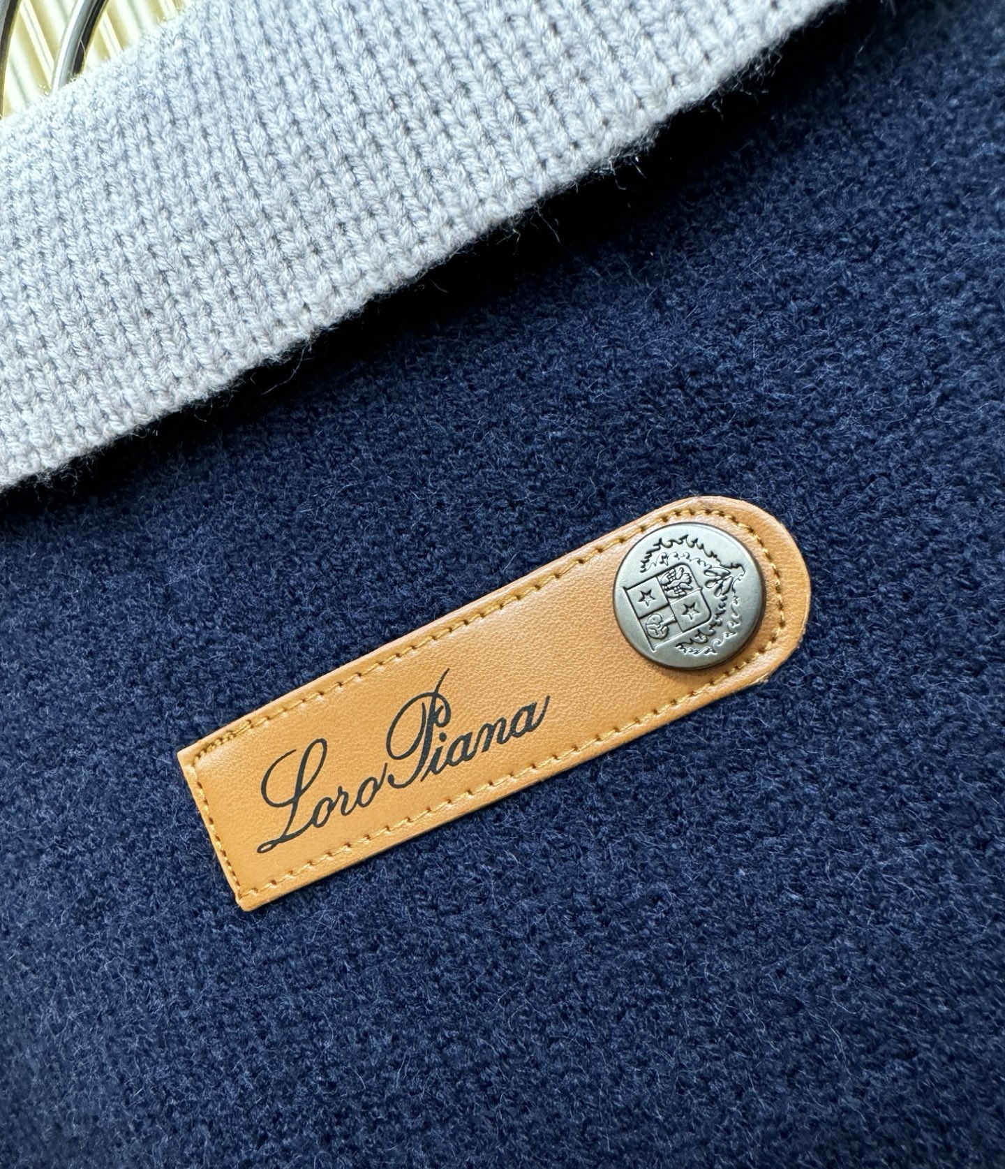 Loro Piana诺悠翩雅 2025秋冬新款毛衣开衫，手感柔软。 logo图案设计，贸易公司渠道稀出，