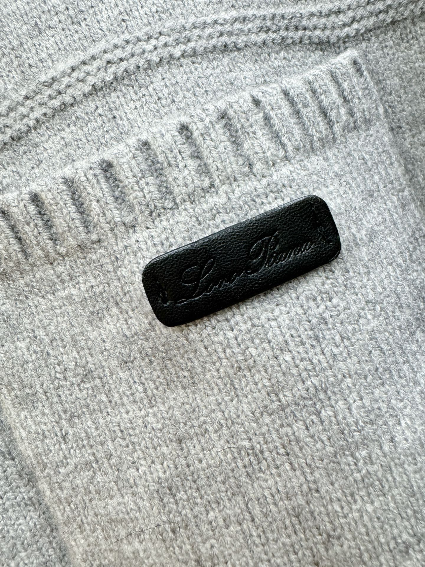 Loro Piana诺悠翩雅 2025秋冬新款毛衣开衫，手感柔软。 logo图案设计，贸易公司渠道稀出，