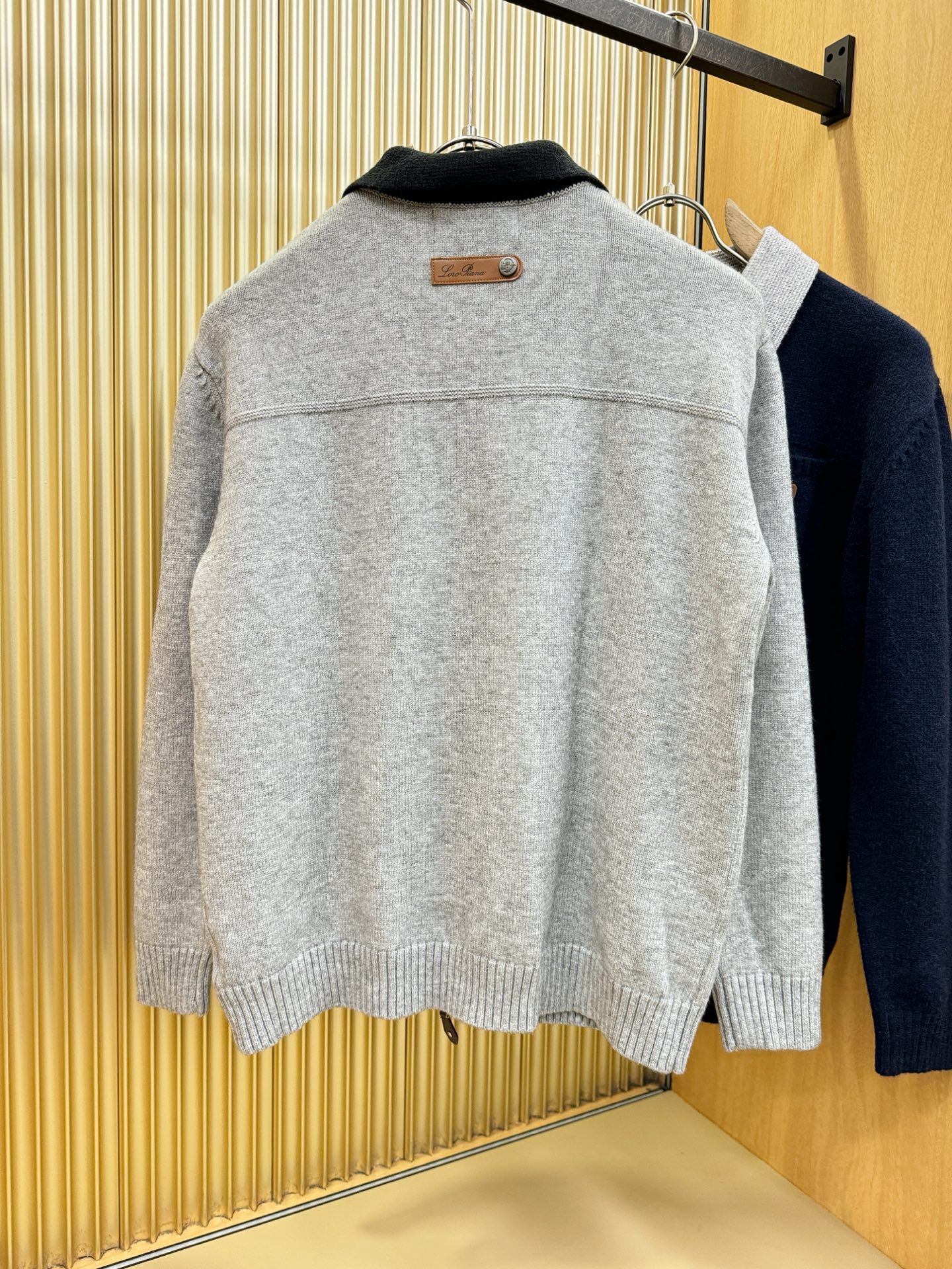 Loro Piana诺悠翩雅 2025秋冬新款毛衣开衫，手感柔软。 logo图案设计，贸易公司渠道稀出，