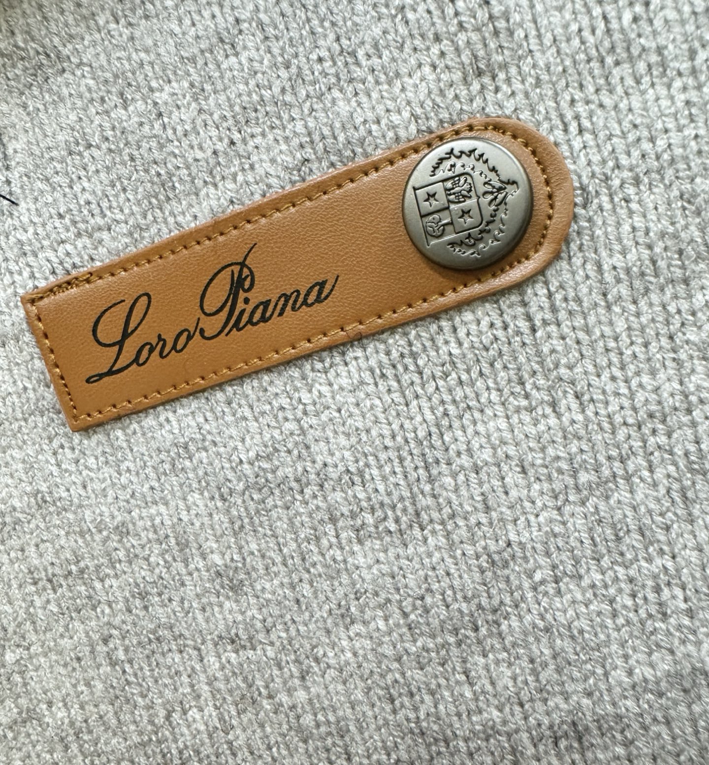 Loro Piana诺悠翩雅 2025秋冬新款毛衣开衫，手感柔软。 logo图案设计，贸易公司渠道稀出，