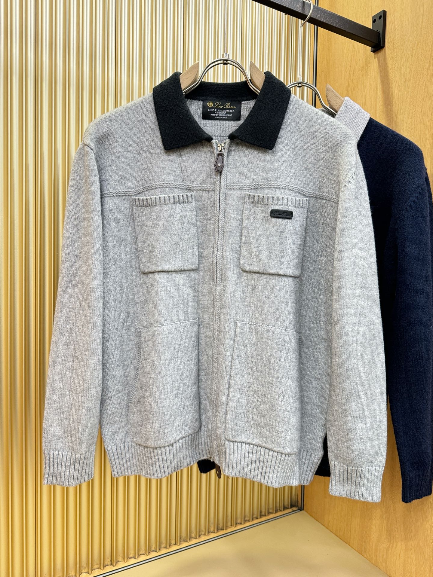 Loro Piana诺悠翩雅 2025秋冬新款毛衣开衫，手感柔软。 logo图案设计，贸易公司渠道稀出，