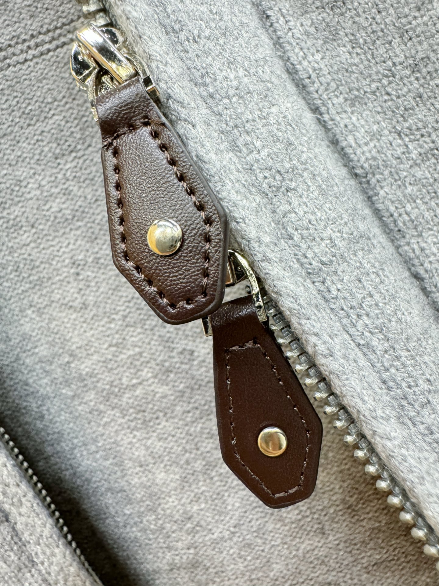 Loro Piana诺悠翩雅 2025秋冬新款毛衣开衫，手感柔软。 logo图案设计，贸易公司渠道稀出，