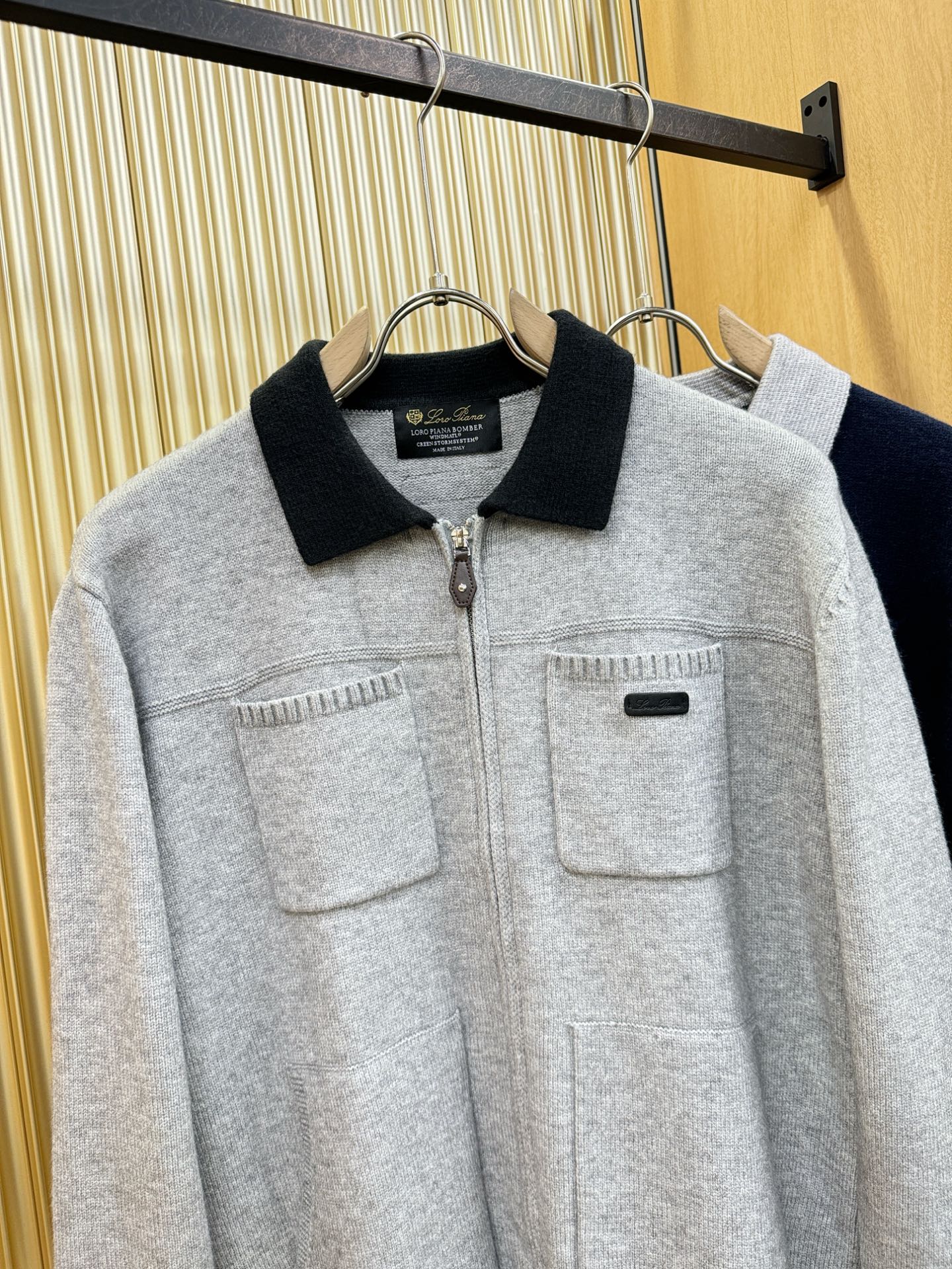 Loro Piana诺悠翩雅 2025秋冬新款毛衣开衫，手感柔软。 logo图案设计，贸易公司渠道稀出，