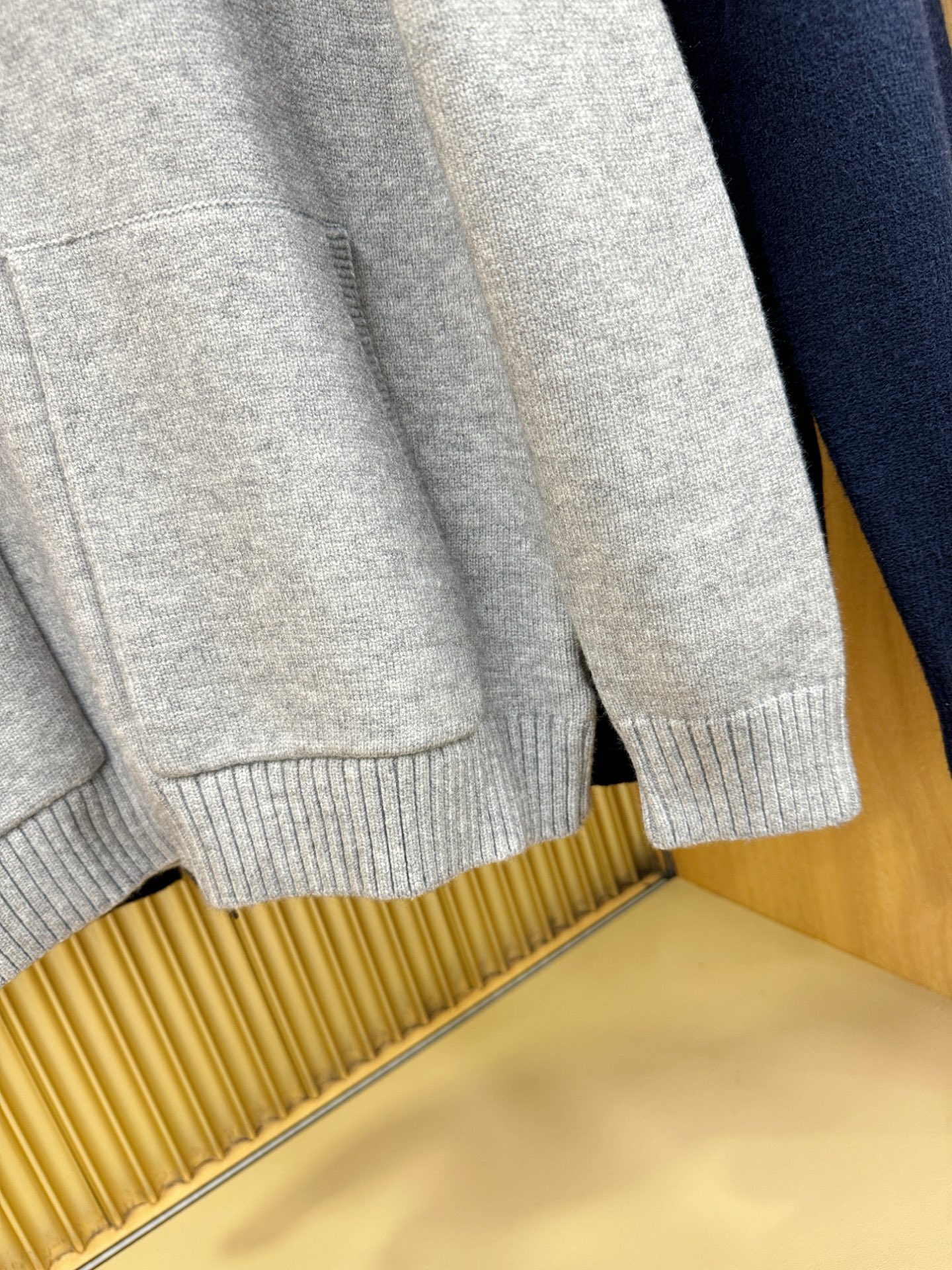 Loro Piana诺悠翩雅 2025秋冬新款毛衣开衫，手感柔软。 logo图案设计，贸易公司渠道稀出，