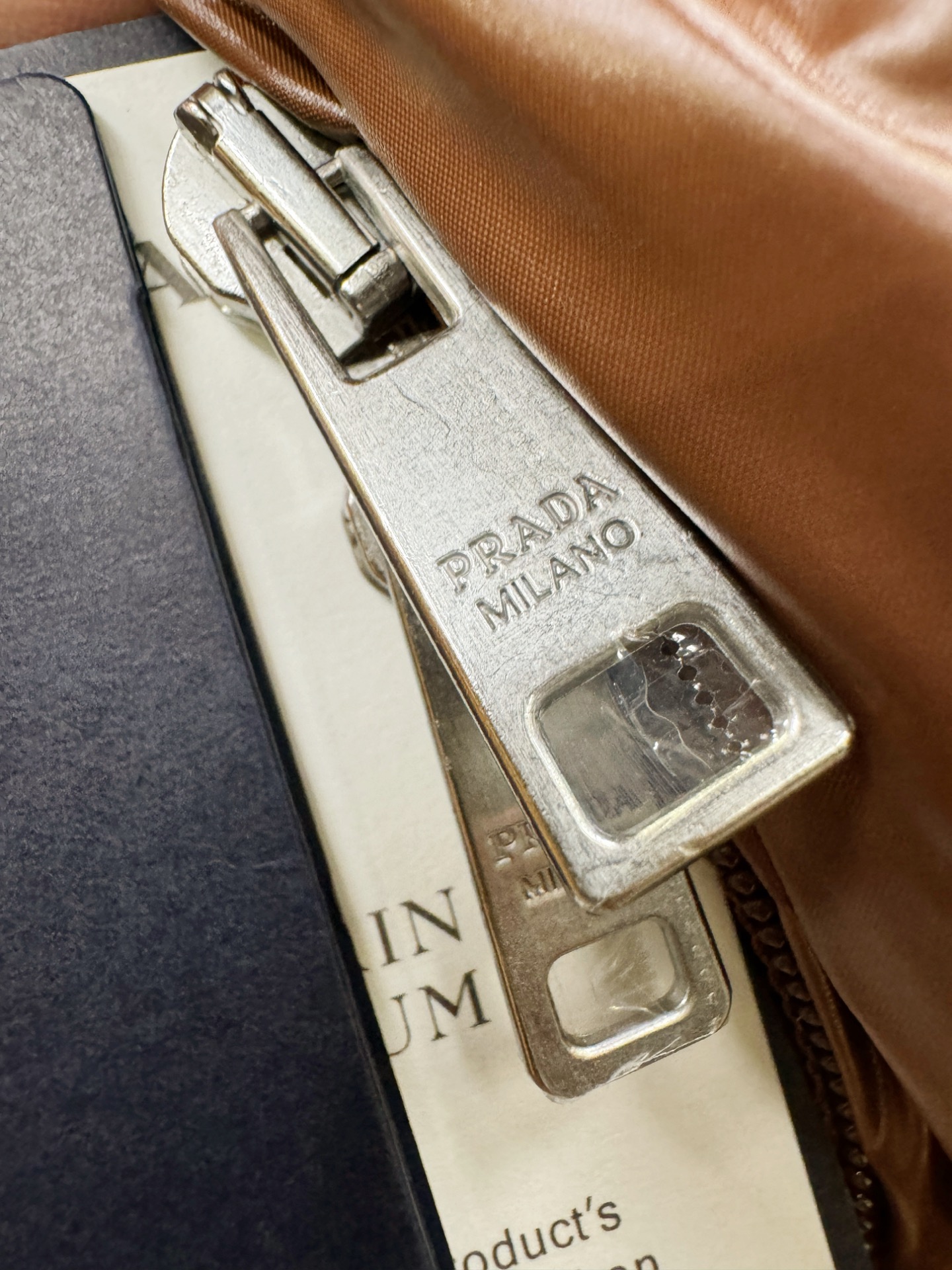 PRADA 普拉达 2025新款羽绒马甲，秀场新品，品相非常完美，专柜高科技防水面料，内里90%白鹅绒填