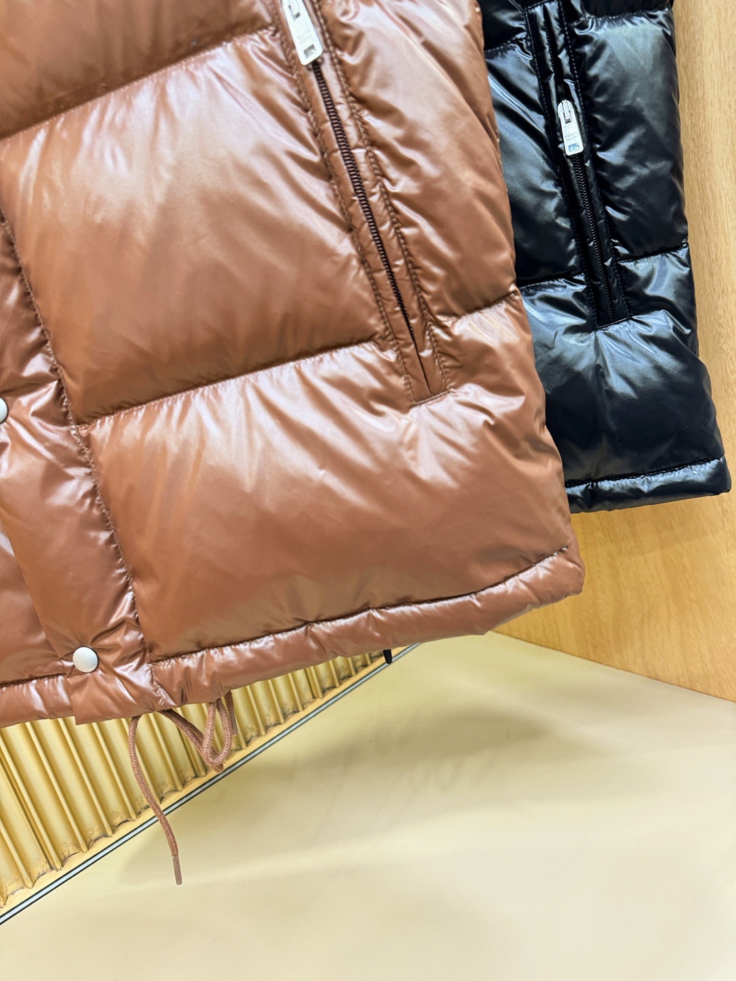 PRADA 普拉达 2025新款羽绒马甲，秀场新品，品相非常完美，专柜高科技防水面料，内里90%白鹅绒填