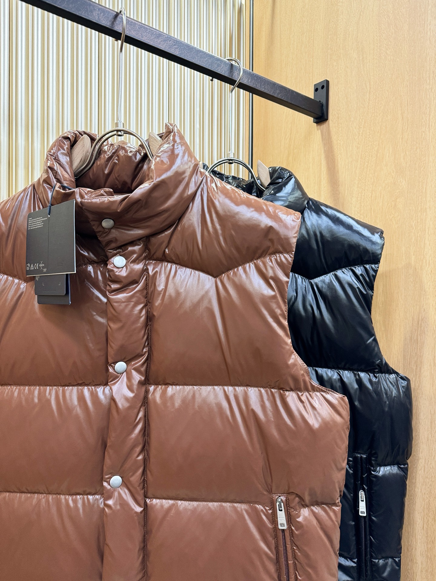 PRADA 普拉达 2025新款羽绒马甲，秀场新品，品相非常完美，专柜高科技防水面料，内里90%白鹅绒填