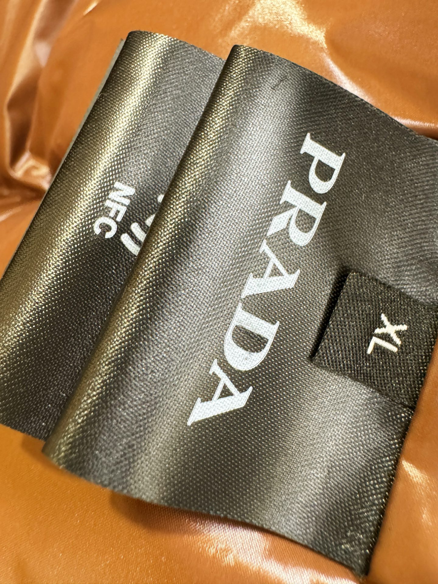 PRADA 普拉达 2025新款羽绒马甲，秀场新品，品相非常完美，专柜高科技防水面料，内里90%白鹅绒填