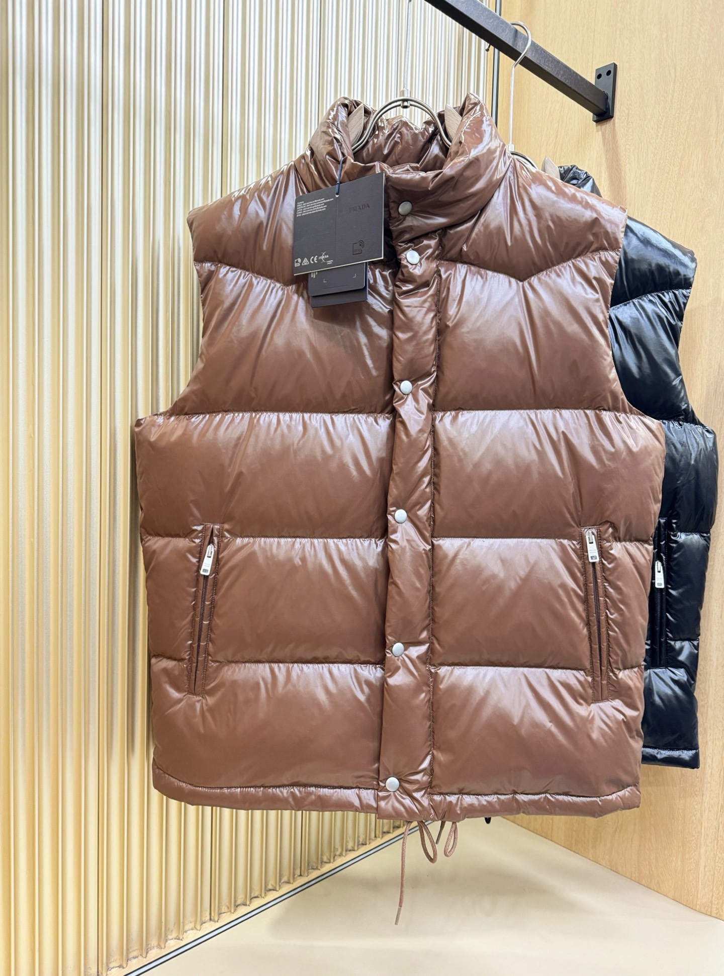 PRADA 普拉达 2025新款羽绒马甲，秀场新品，品相非常完美，专柜高科技防水面料，内里90%白鹅绒填