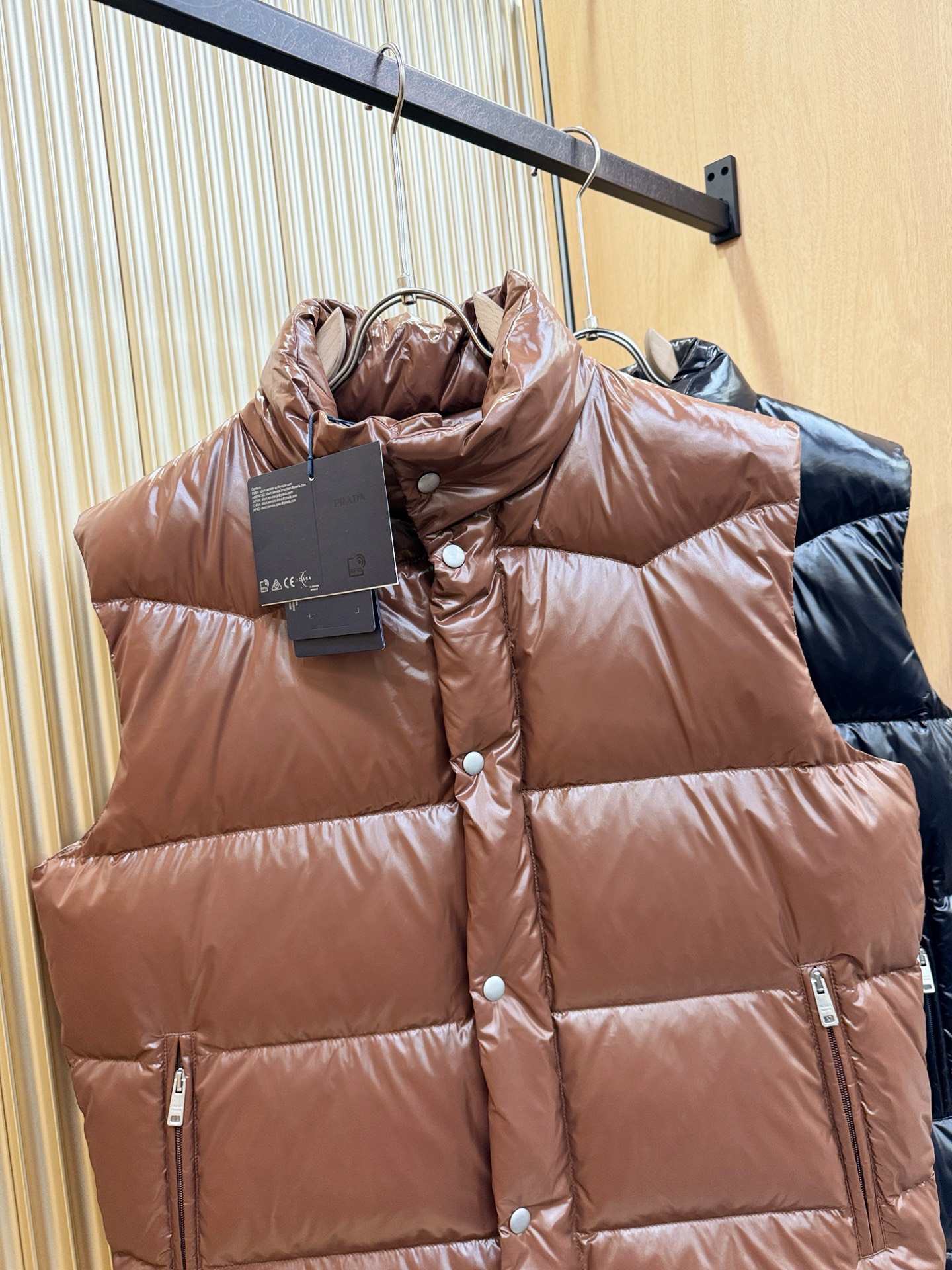 PRADA 普拉达 2025新款羽绒马甲，秀场新品，品相非常完美，专柜高科技防水面料，内里90%白鹅绒填