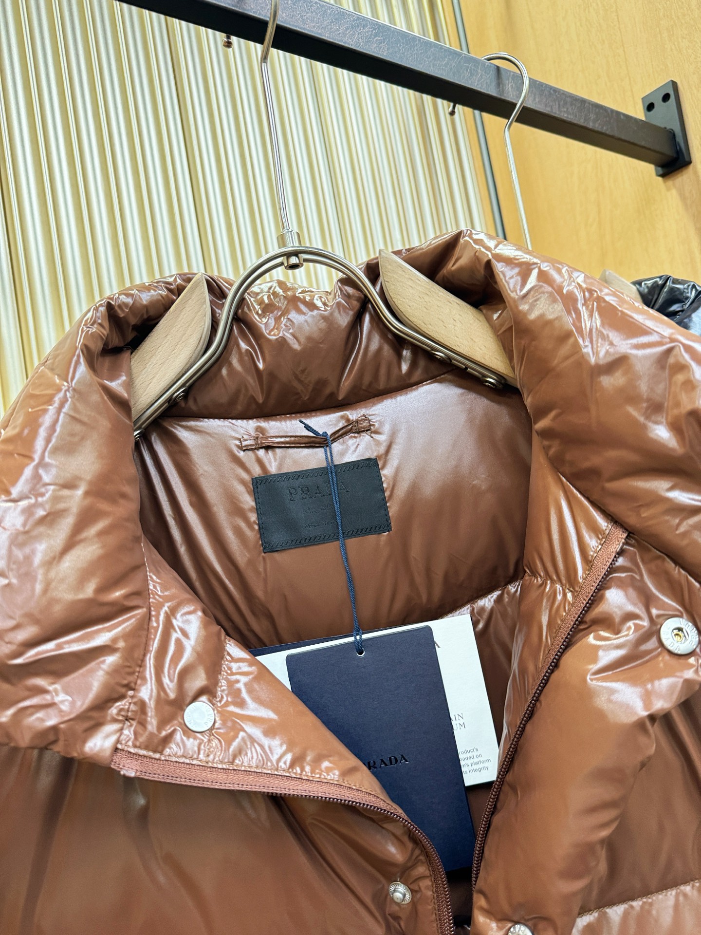 PRADA 普拉达 2025新款羽绒马甲，秀场新品，品相非常完美，专柜高科技防水面料，内里90%白鹅绒填