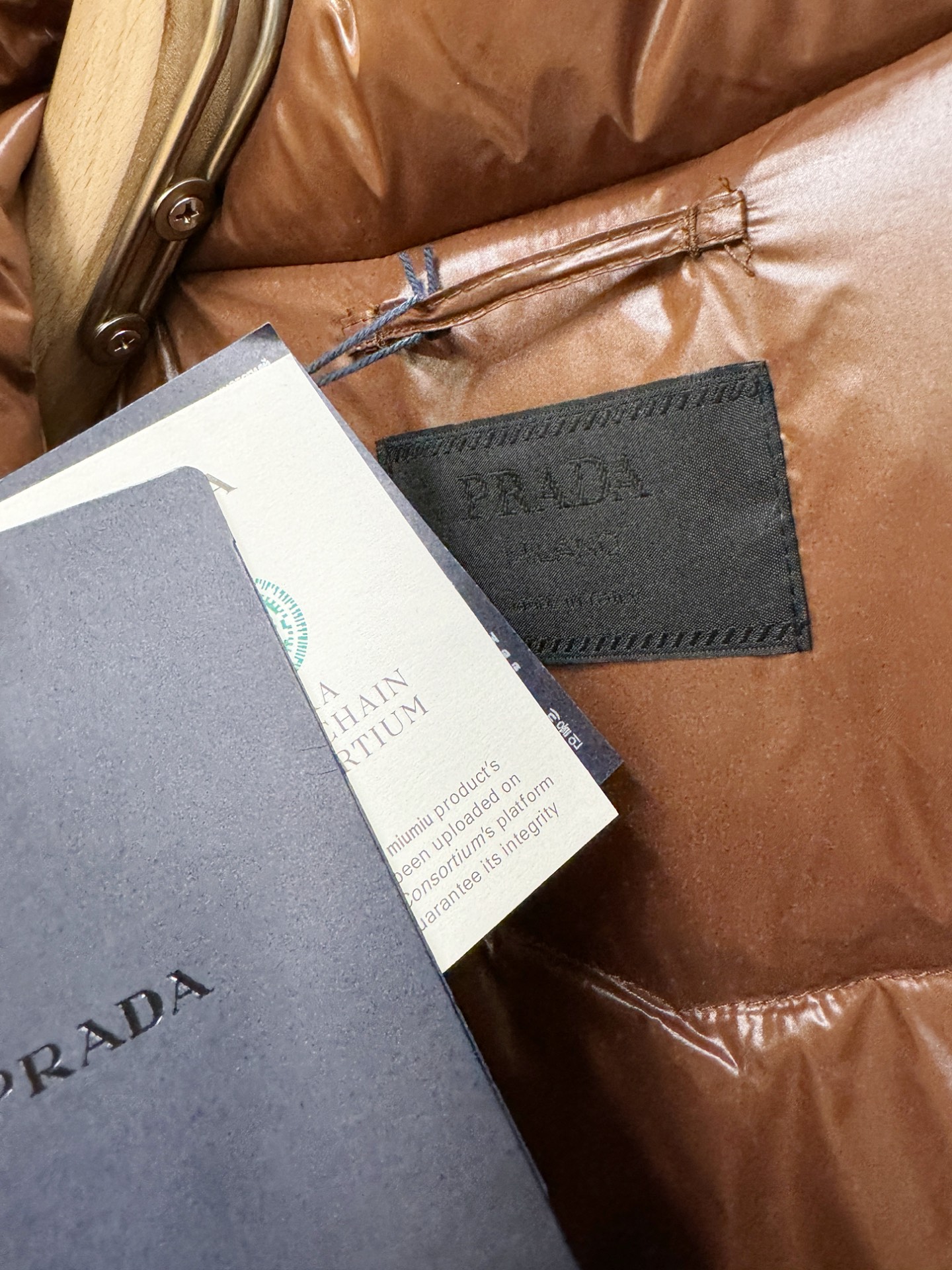 PRADA 普拉达 2025新款羽绒马甲，秀场新品，品相非常完美，专柜高科技防水面料，内里90%白鹅绒填