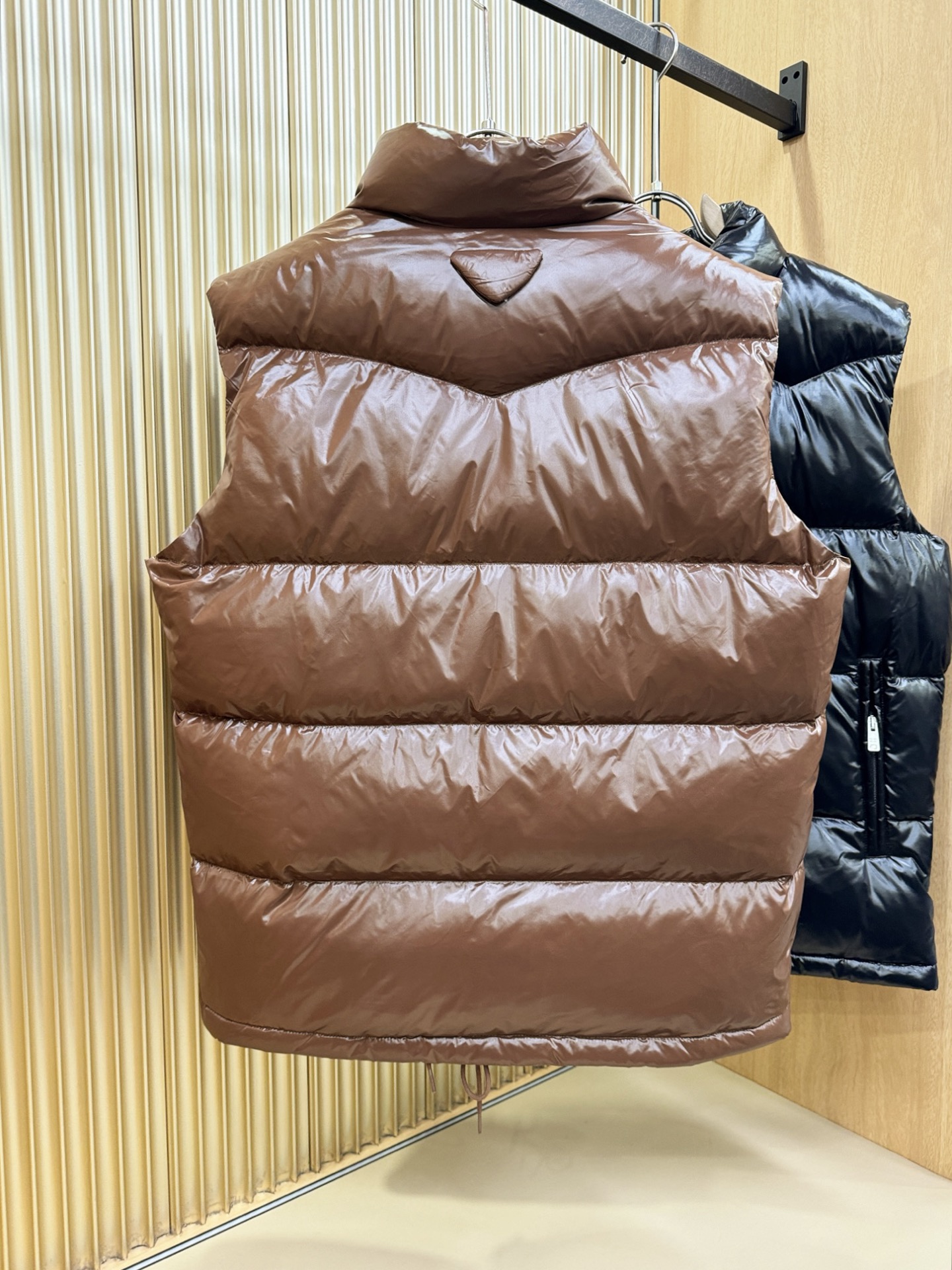 PRADA 普拉达 2025新款羽绒马甲，秀场新品，品相非常完美，专柜高科技防水面料，内里90%白鹅绒填