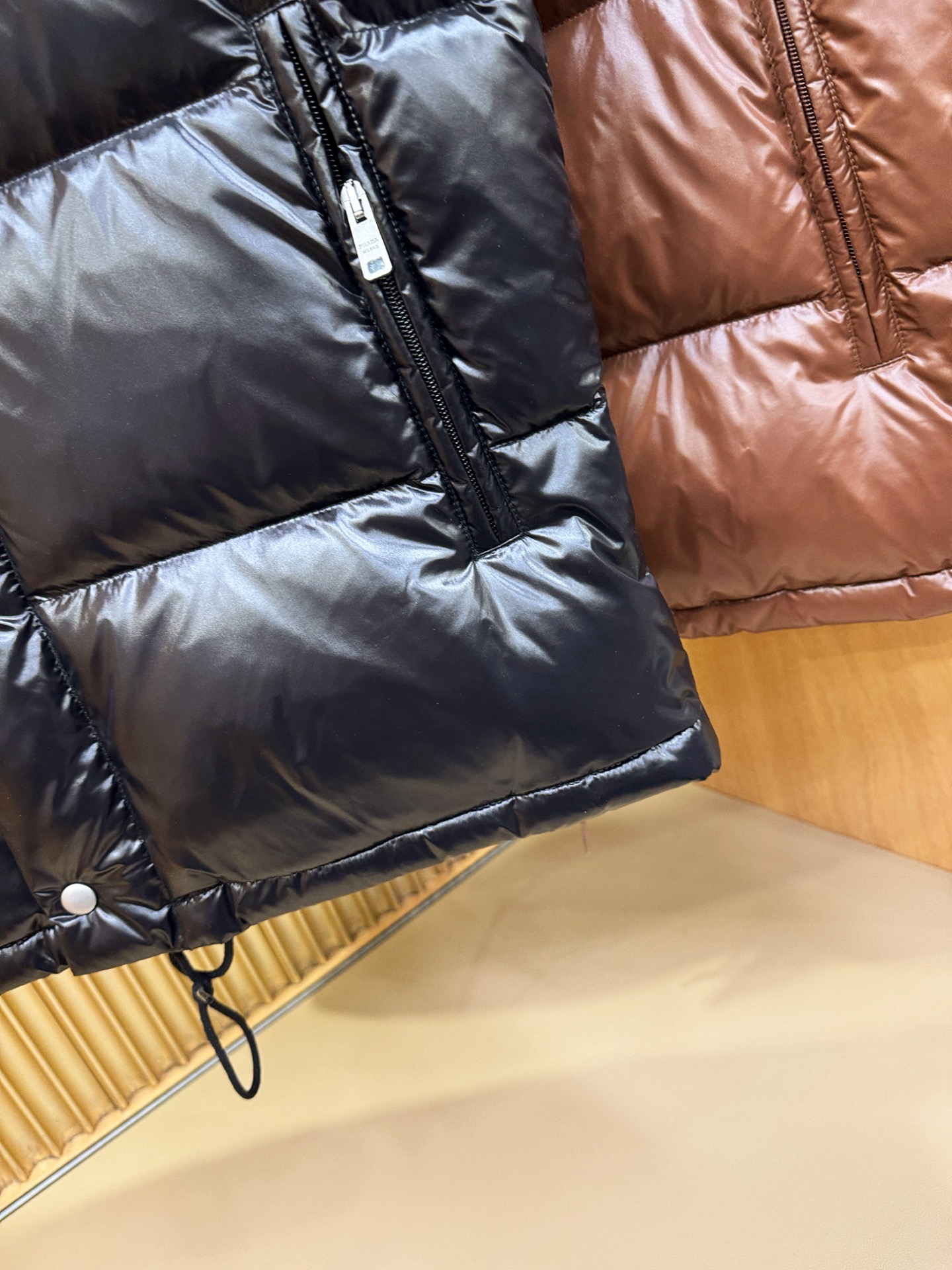 PRADA 普拉达 2025新款羽绒马甲，秀场新品，品相非常完美，专柜高科技防水面料，内里90%白鹅绒填