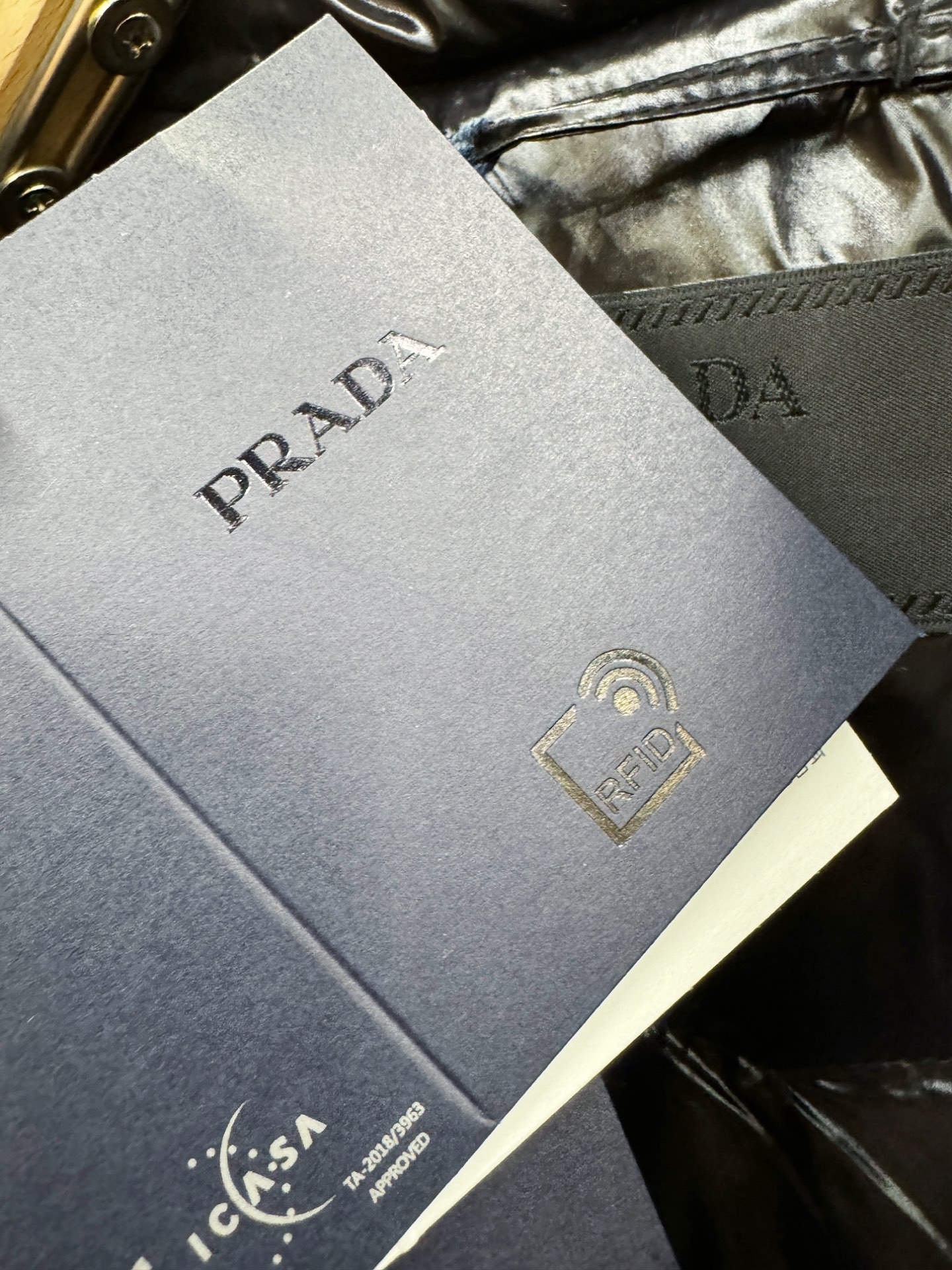 PRADA 普拉达 2025新款羽绒马甲，秀场新品，品相非常完美，专柜高科技防水面料，内里90%白鹅绒填