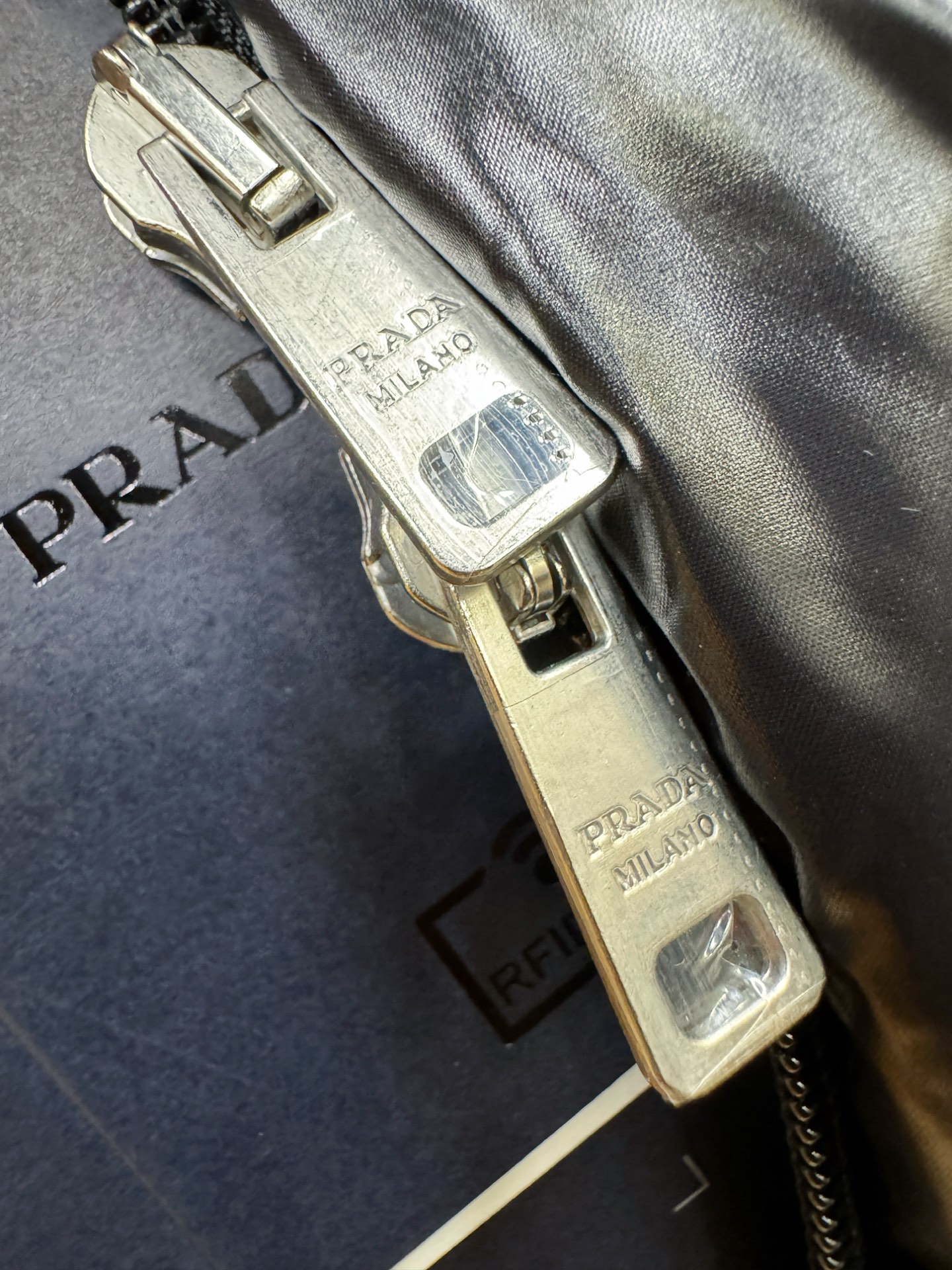 PRADA 普拉达 2025新款羽绒马甲，秀场新品，品相非常完美，专柜高科技防水面料，内里90%白鹅绒填