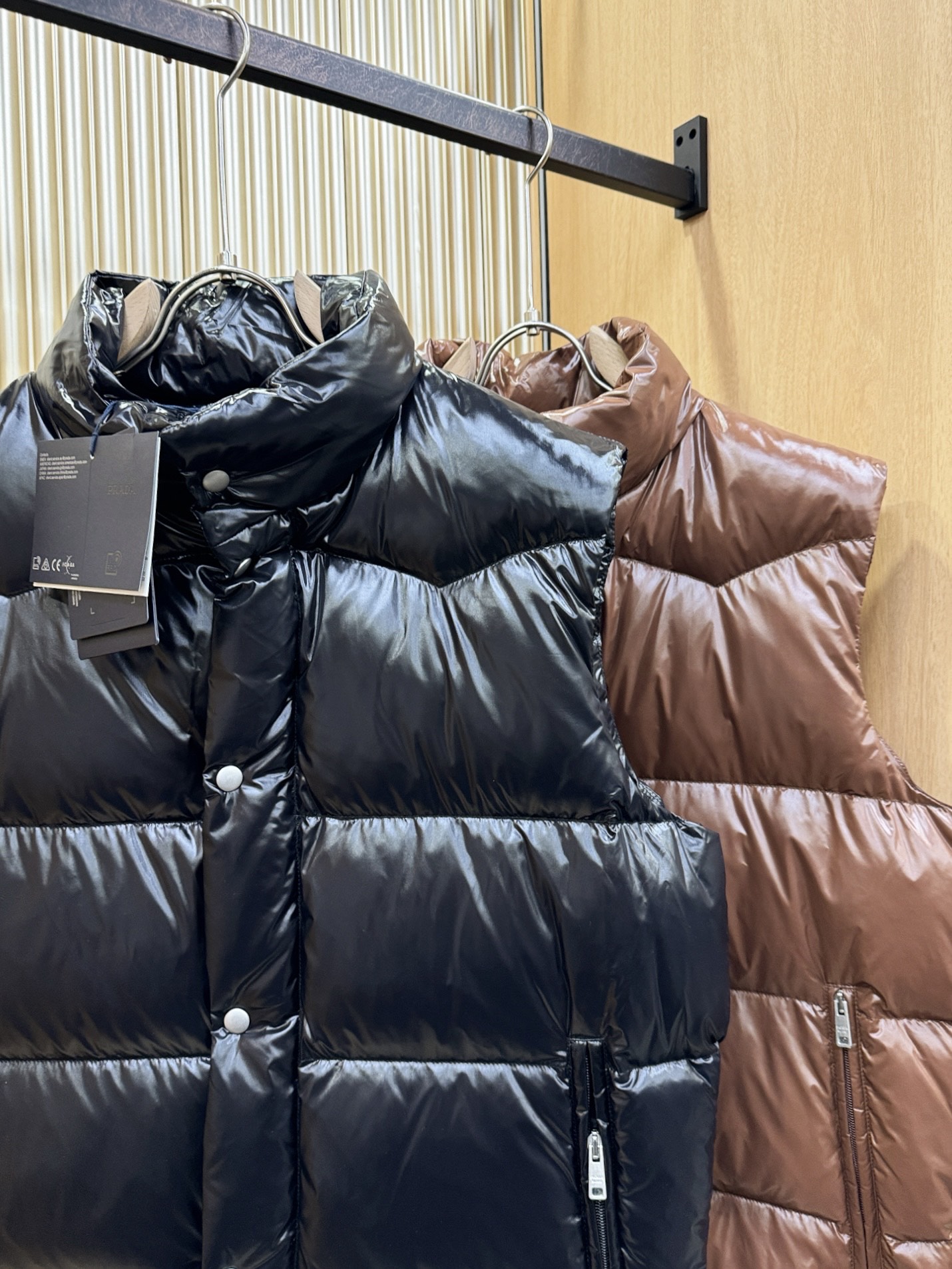 PRADA 普拉达 2025新款羽绒马甲，秀场新品，品相非常完美，专柜高科技防水面料，内里90%白鹅绒填