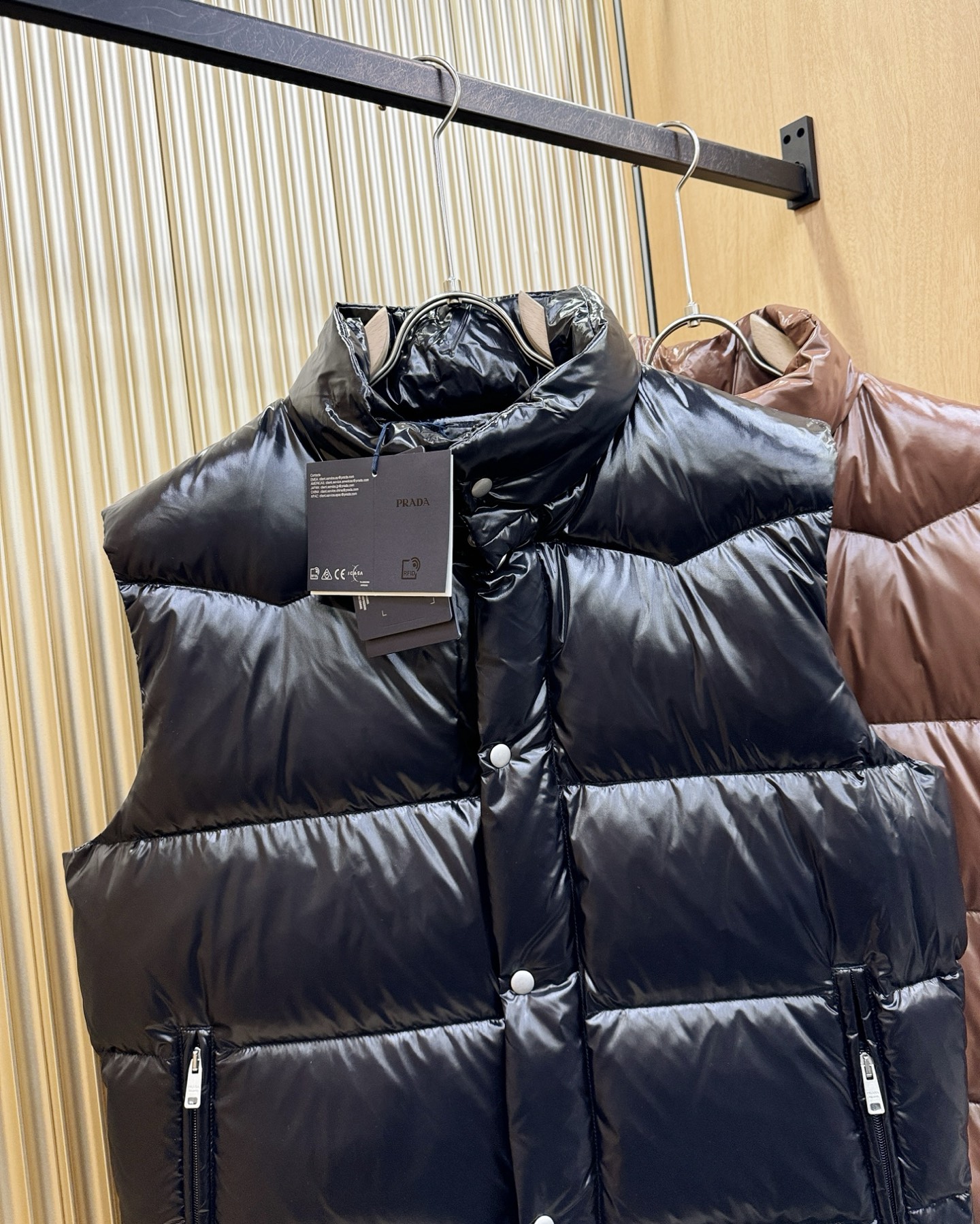 PRADA 普拉达 2025新款羽绒马甲，秀场新品，品相非常完美，专柜高科技防水面料，内里90%白鹅绒填