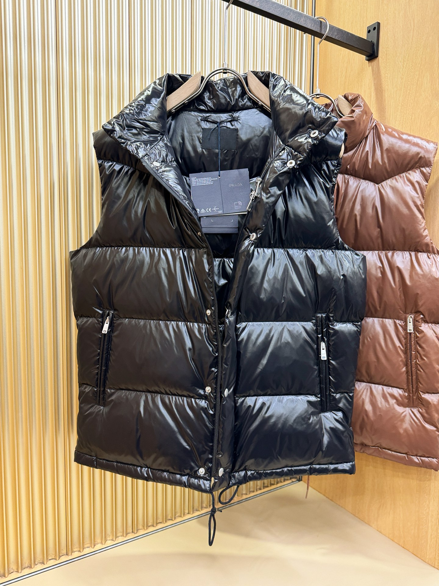 PRADA 普拉达 2025新款羽绒马甲，秀场新品，品相非常完美，专柜高科技防水面料，内里90%白鹅绒填