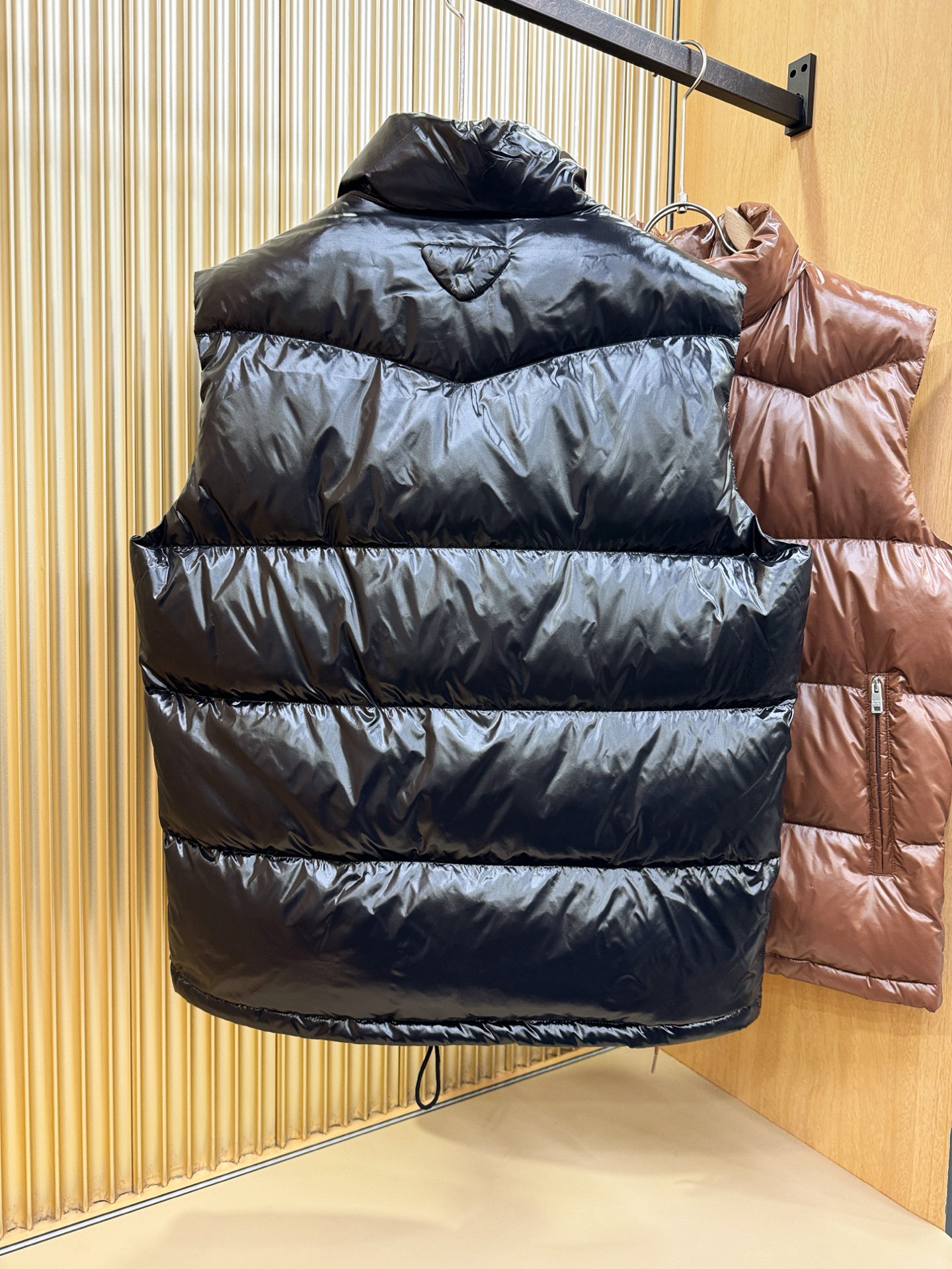 PRADA 普拉达 2025新款羽绒马甲，秀场新品，品相非常完美，专柜高科技防水面料，内里90%白鹅绒填