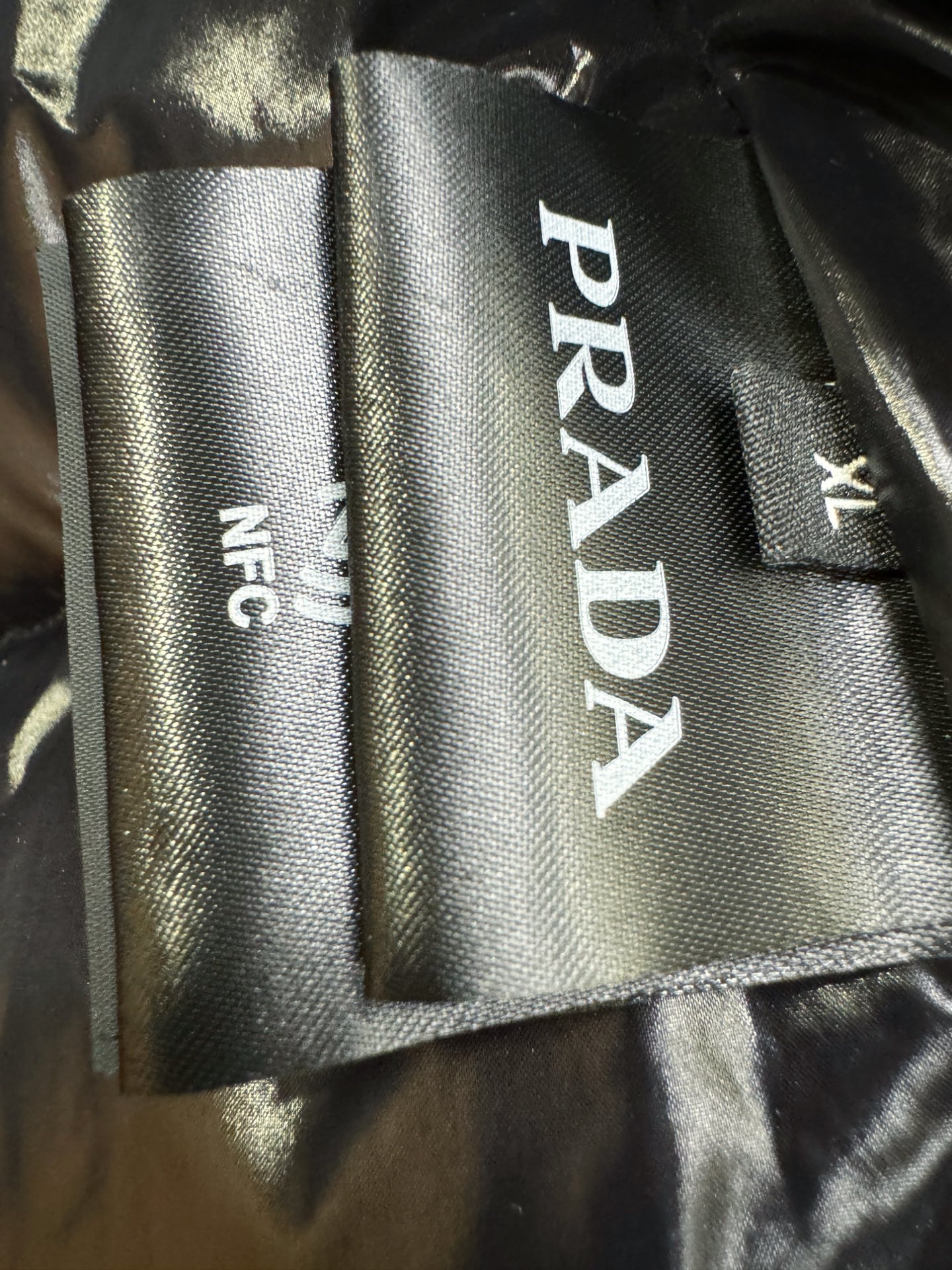 PRADA 普拉达 2025新款羽绒马甲，秀场新品，品相非常完美，专柜高科技防水面料，内里90%白鹅绒填