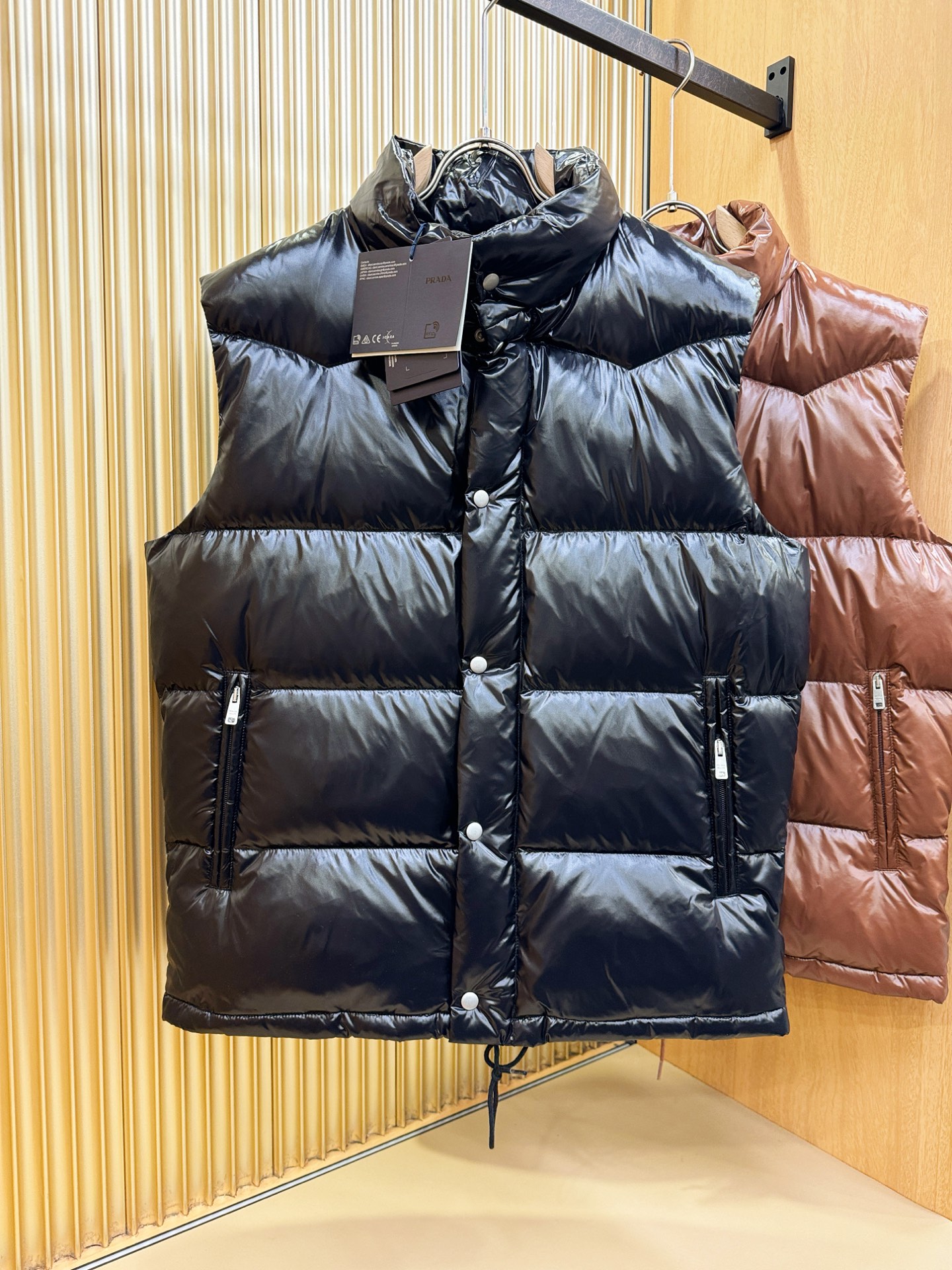 PRADA 普拉达 2025新款羽绒马甲，秀场新品，品相非常完美，专柜高科技防水面料，内里90%白鹅绒填