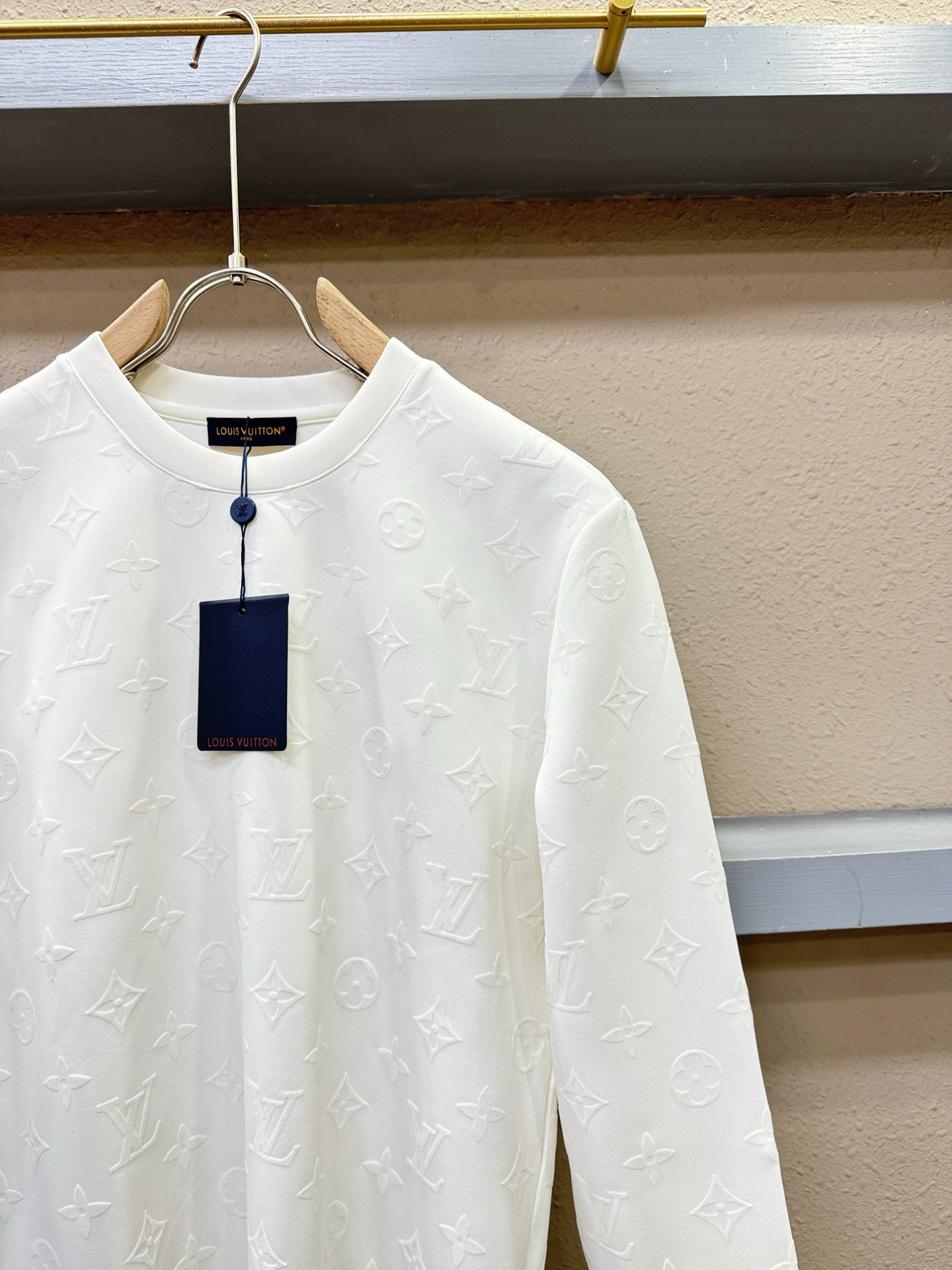 LV路易威登2025ss秋冬新品 长袖T恤，经典Logo设计，百搭款 官网同步发售 定制面料，柔软细腻 