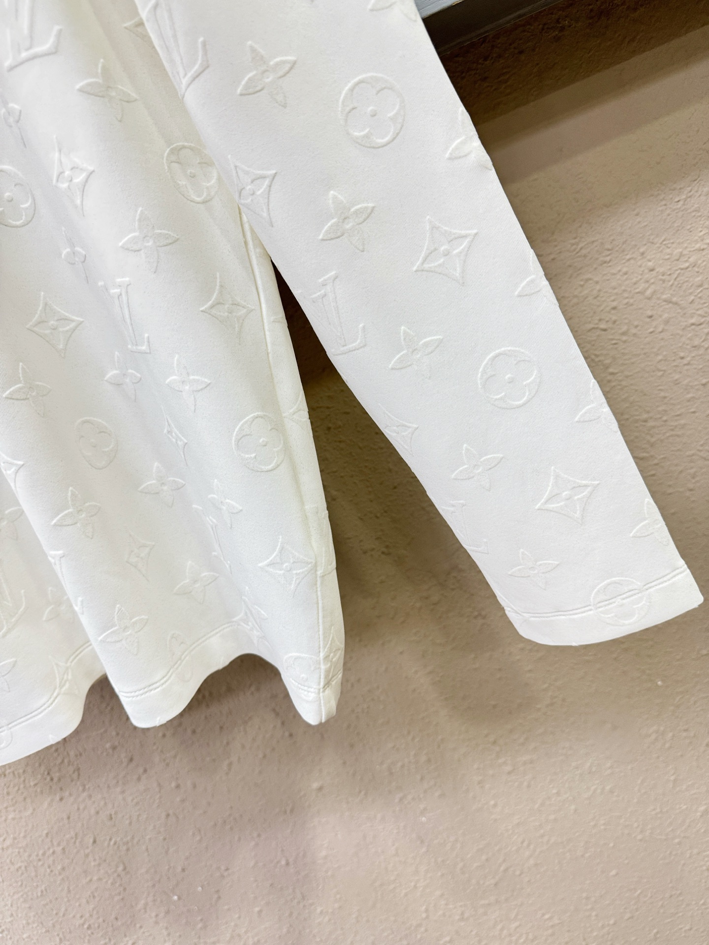 LV路易威登2025ss秋冬新品 长袖T恤，经典Logo设计，百搭款 官网同步发售 定制面料，柔软细腻 