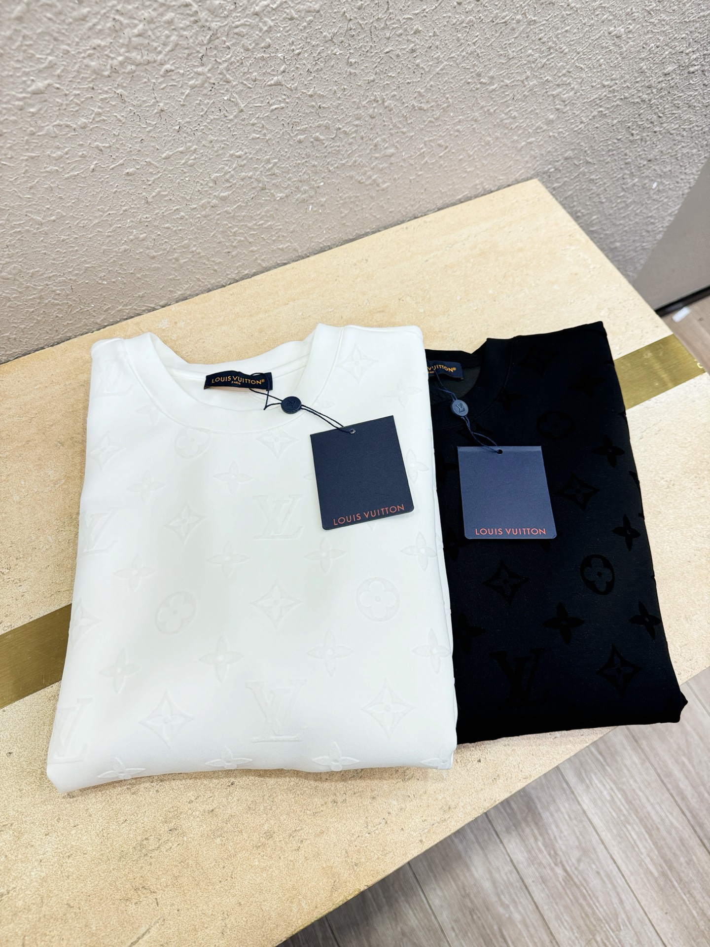 LV路易威登2025ss秋冬新品 长袖T恤，经典Logo设计，百搭款 官网同步发售 定制面料，柔软细腻 