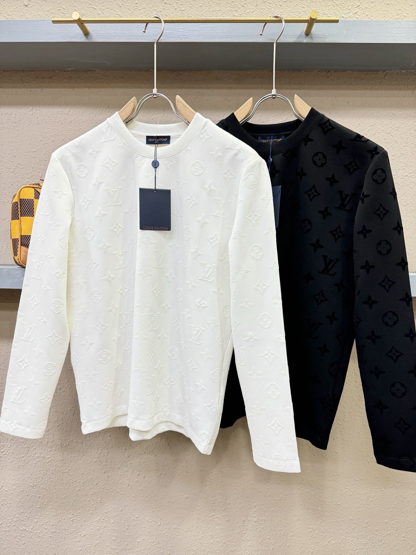 LV路易威登2025ss秋冬新品 长袖T恤，经典Logo设计，百搭款 官网同步发售 定制面料，柔软细腻 