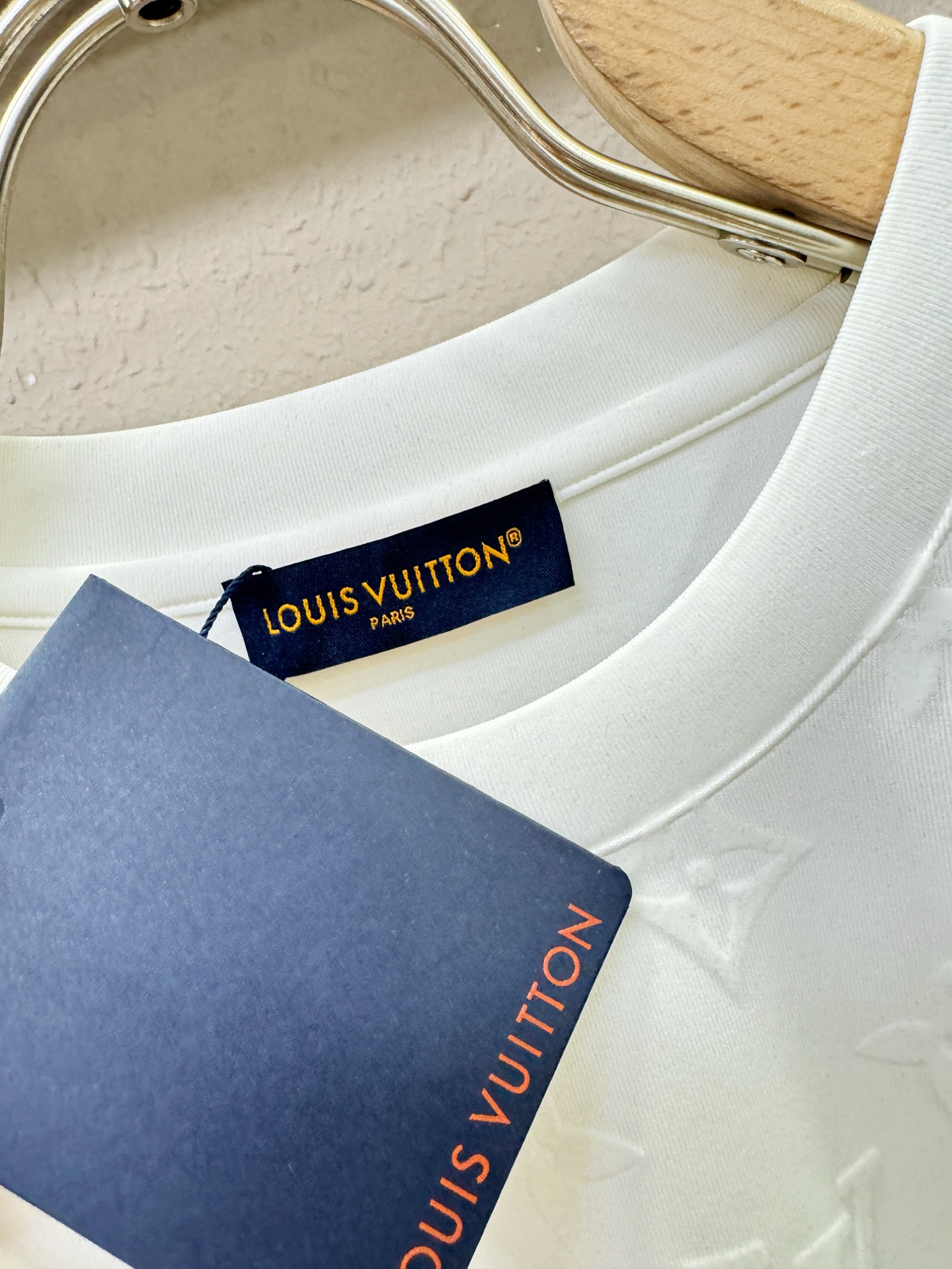 LV路易威登2025ss秋冬新品 长袖T恤，经典Logo设计，百搭款 官网同步发售 定制面料，柔软细腻 