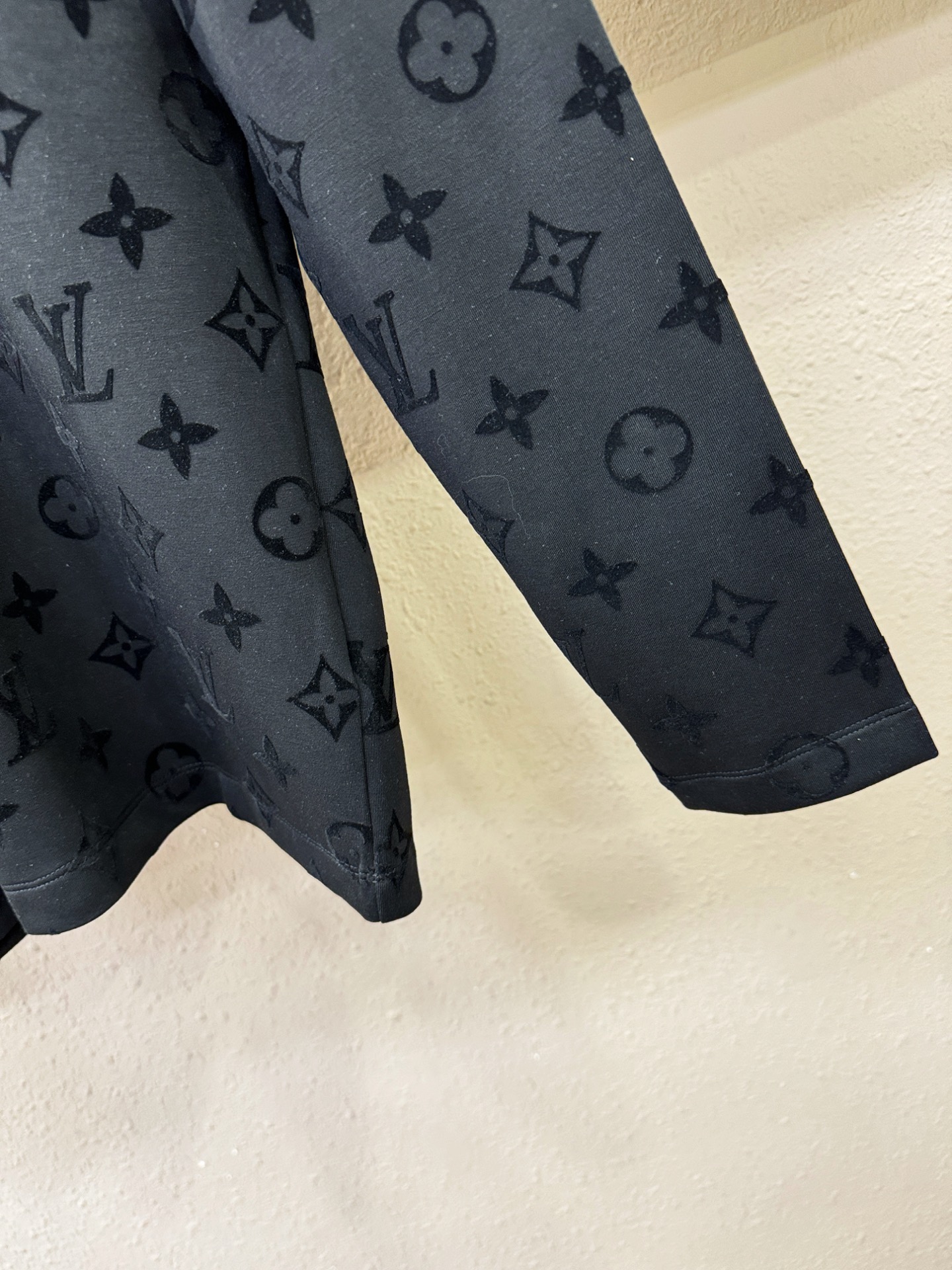 LV路易威登2025ss秋冬新品 长袖T恤，经典Logo设计，百搭款 官网同步发售 定制面料，柔软细腻 