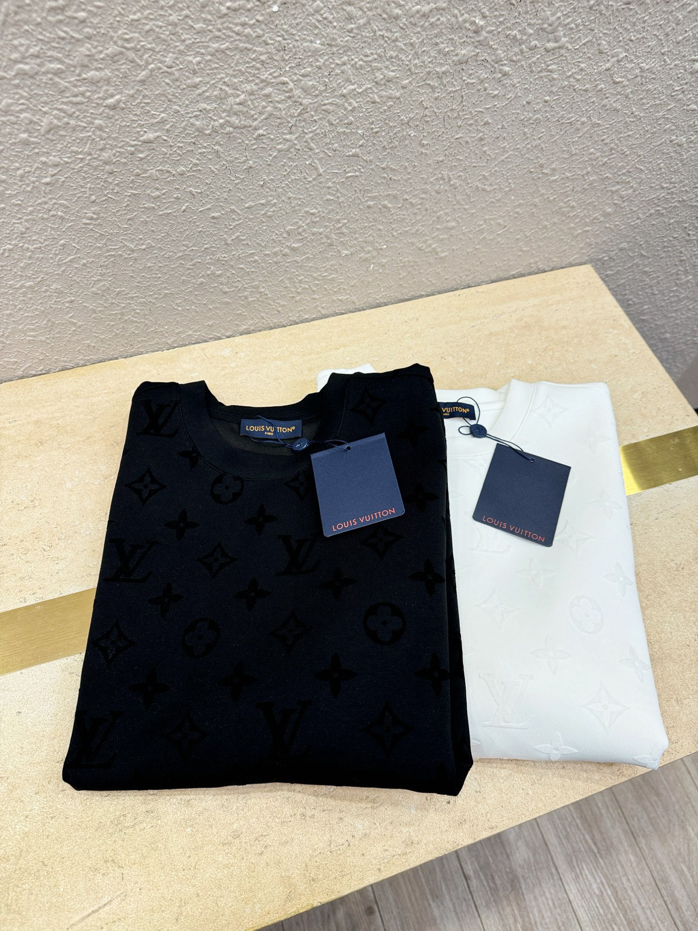 LV路易威登2025ss秋冬新品 长袖T恤，经典Logo设计，百搭款 官网同步发售 定制面料，柔软细腻 