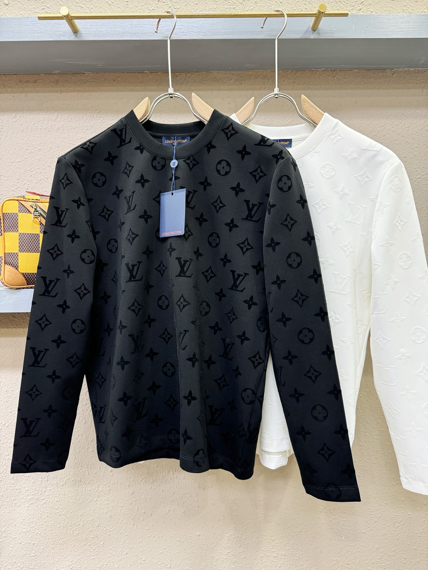 LV路易威登2025ss秋冬新品 长袖T恤，经典Logo设计，百搭款 官网同步发售 定制面料，柔软细腻 